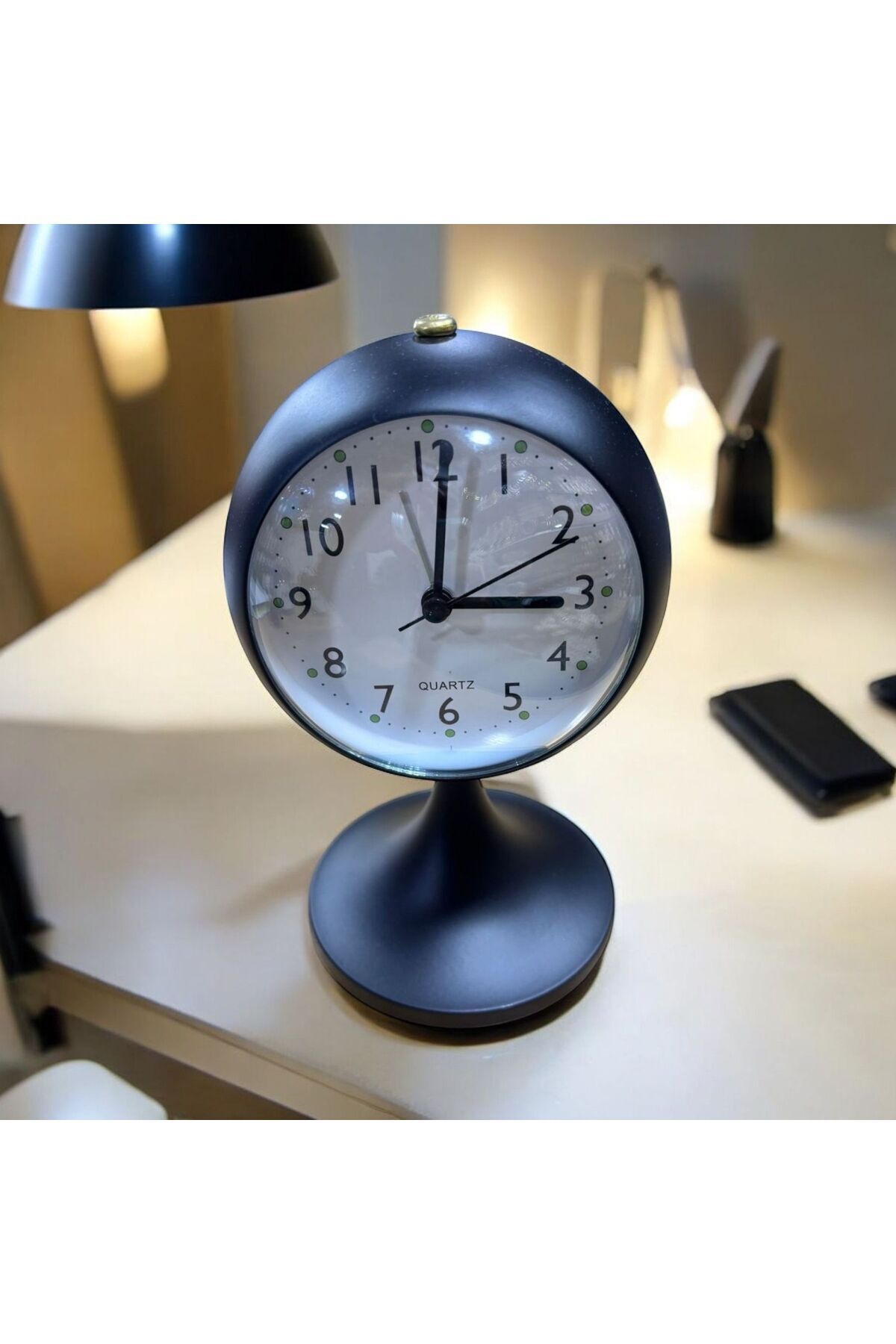 DEKORANLA Şık Siyah Metal Masa Saati, Işık ve Alarm Özellikli, Modern Dekorasyon İçin Ideale