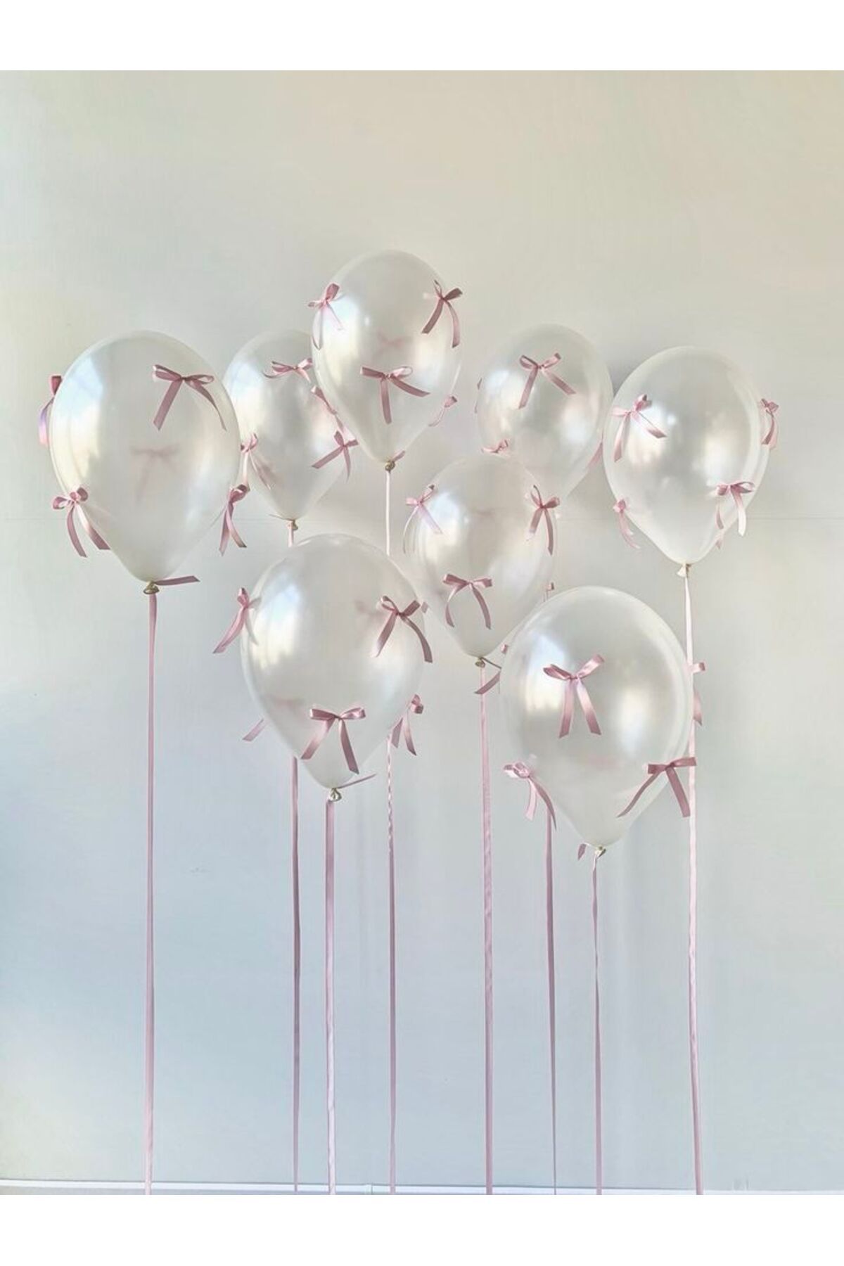 PartyPoo 10 Beyaz Metalik Fiyonklu Balon Seti – 30 Pembe Fiyonk Kurdele ile Parti ve Doğum Günü Süsü