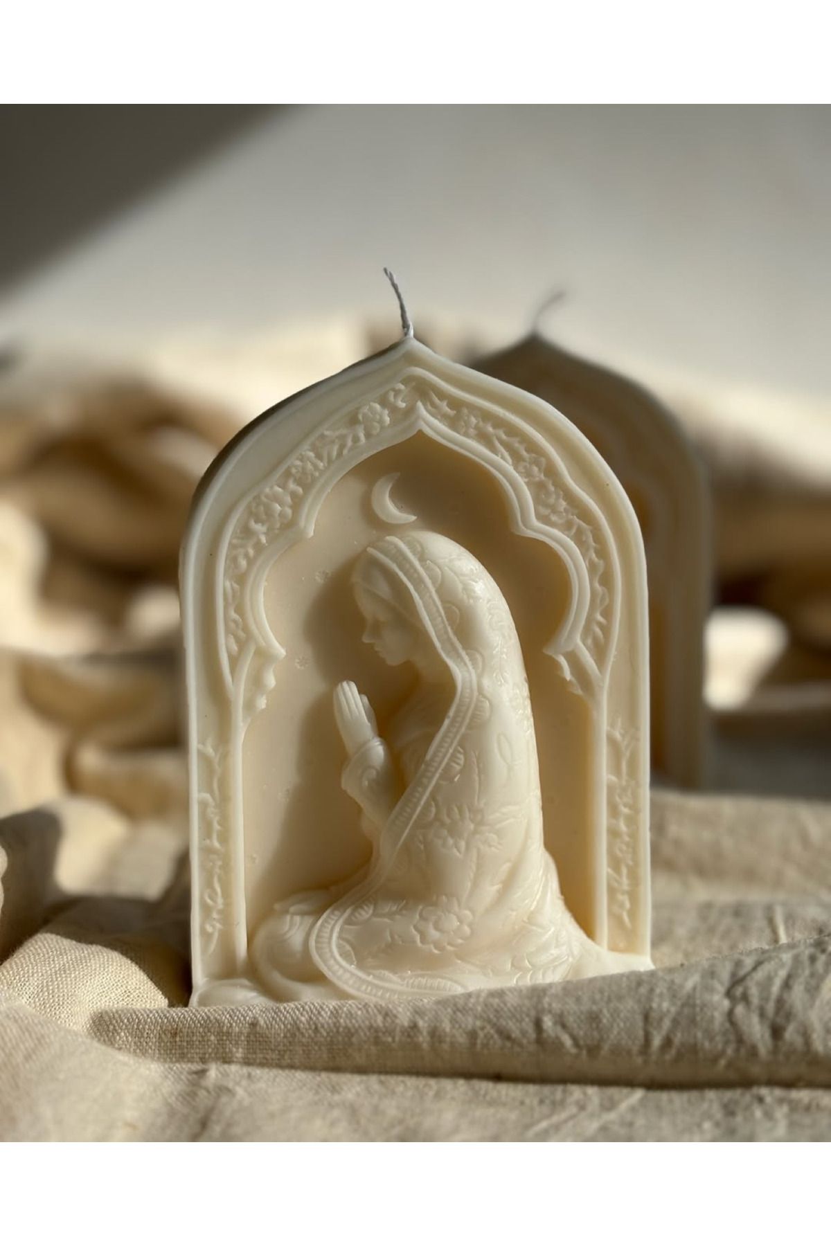 JUSTAR Dekoratif Dua Eden Kadın Figürlü %100 Doğal Soya Wax Mum - Krem Açık Renk