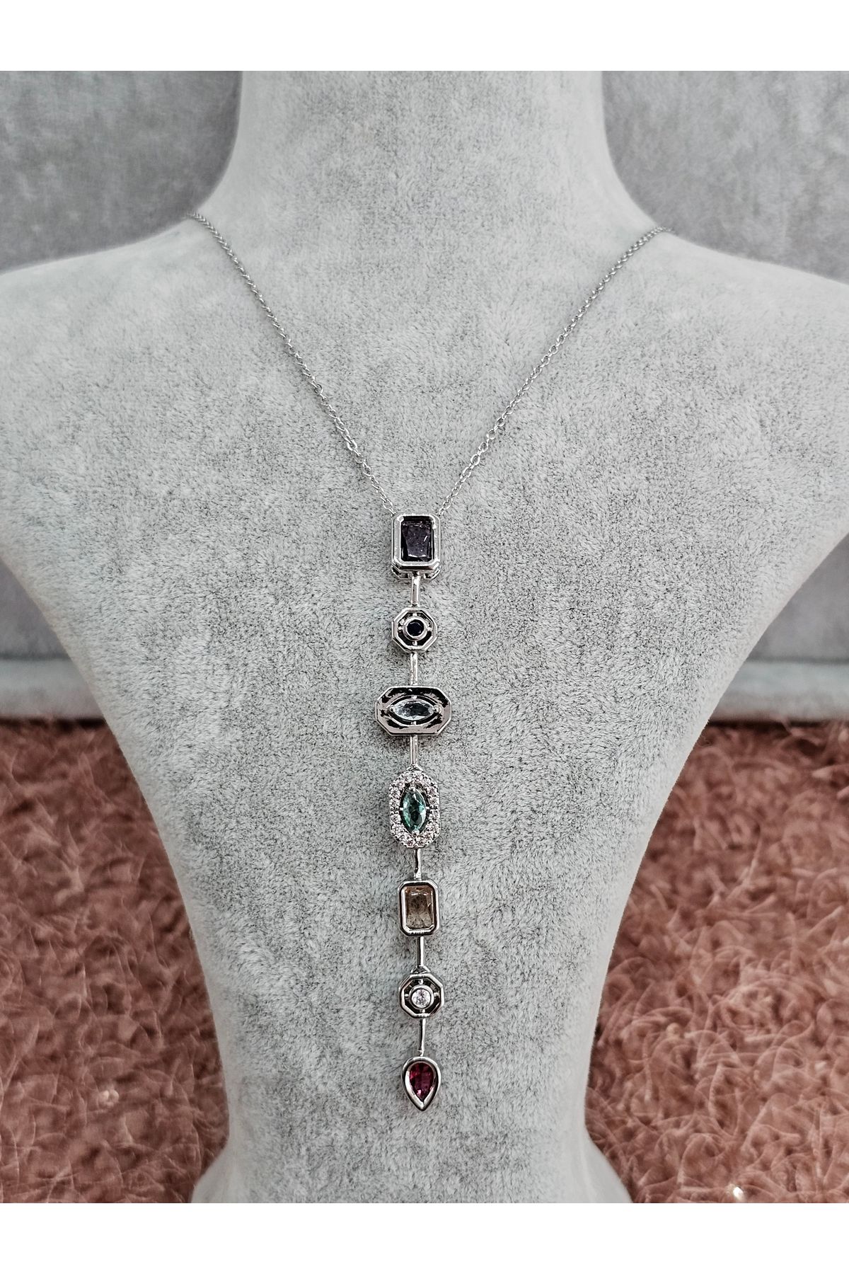 SiestaAccessories Gümüş Renk Yedi Renkli Taşlı Çelik Y Kolye