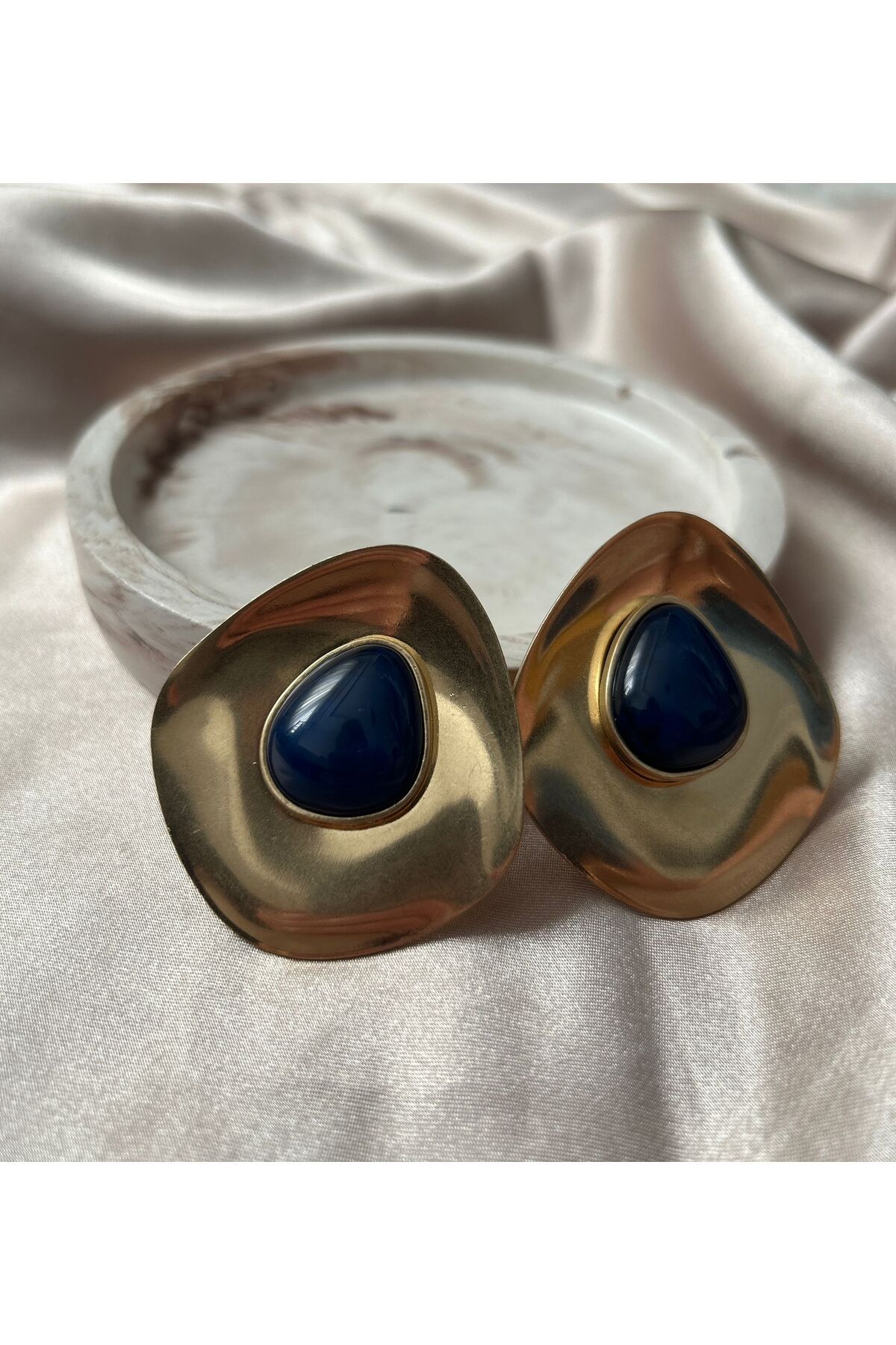 NEK Brand Gold Asimetrik Lacivert Küpe