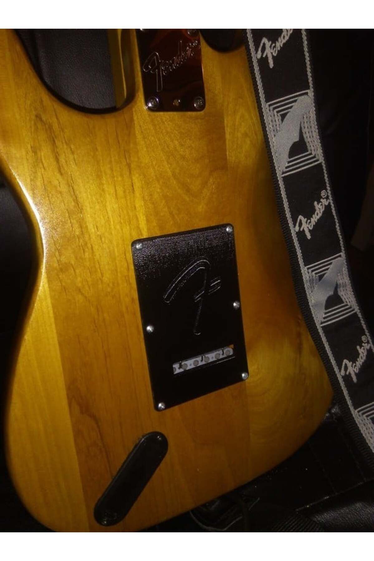 Lucest Fender logolu Fender Stratocaster arka koruma (Plastik Aparattır!!!)