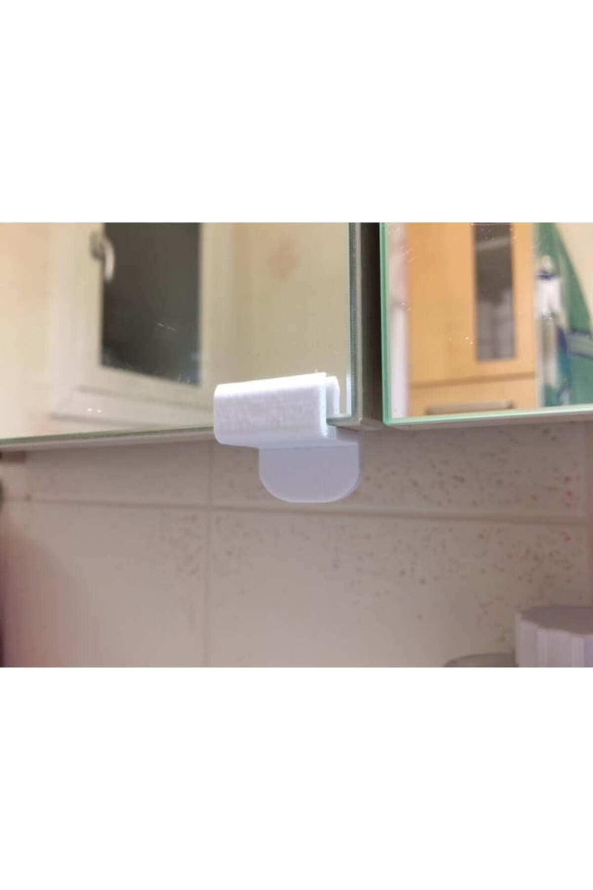 Lucest Banyo dolabındaki ayna kapı kolu (Plastik Aparattır!!!)