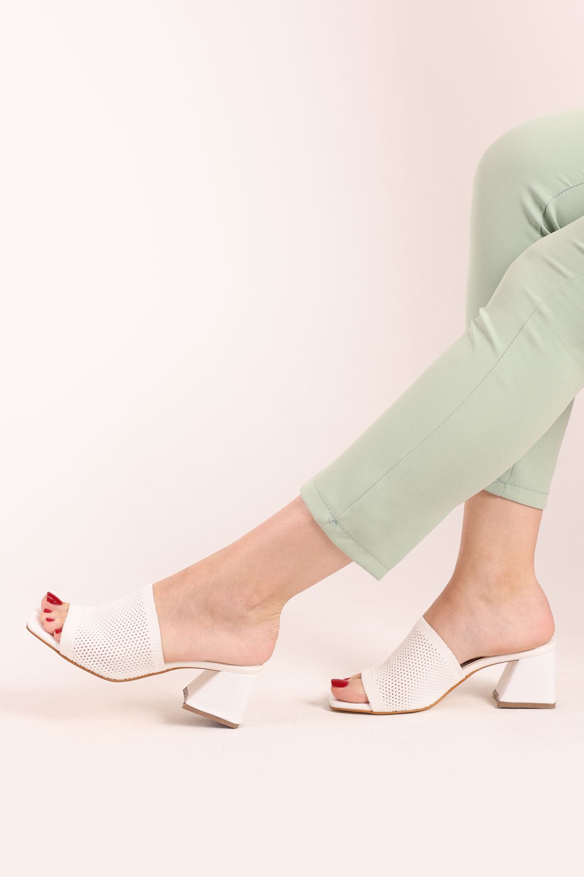 SHOESSHOPS Kadın Triko Kare Topuklu Terlik