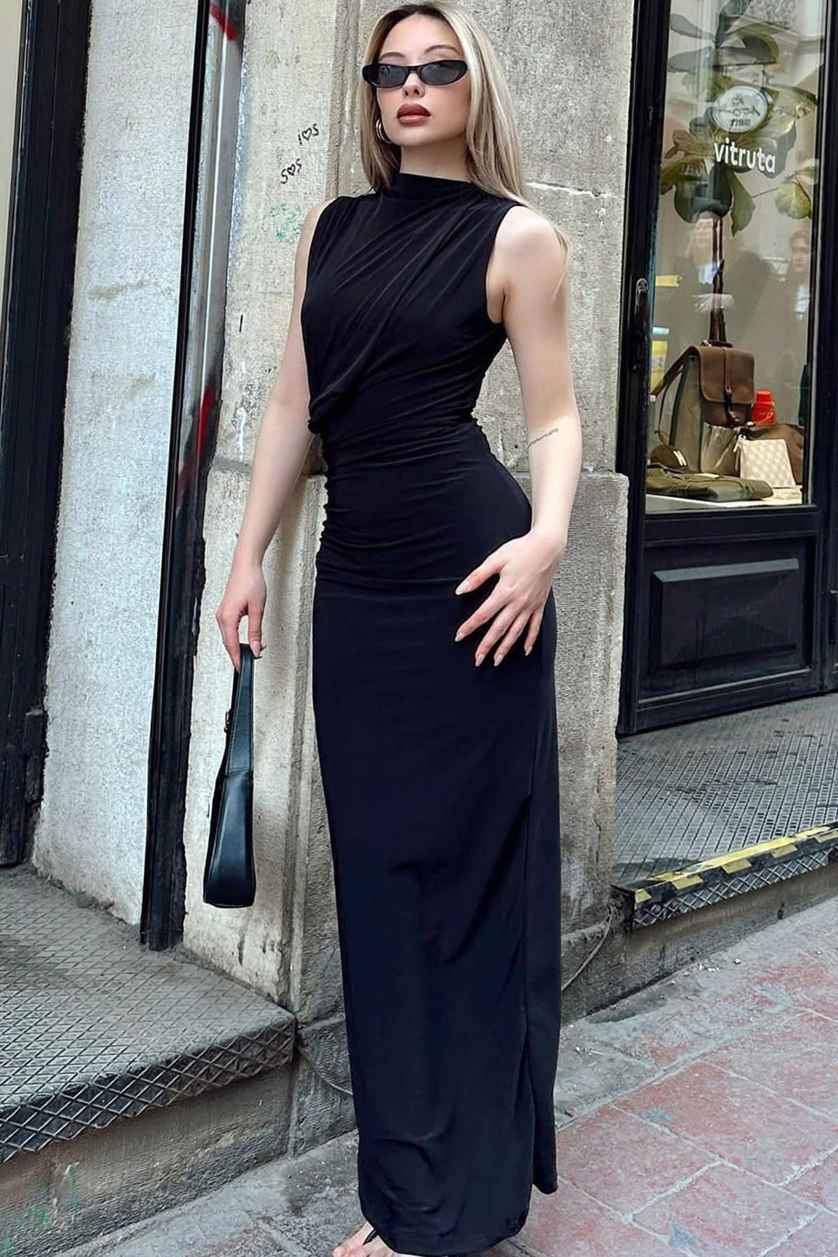 MissThetis Dik Yaka Kolsuz Dar Kalıp Beli Drape Büzgülü Şık ve Cool Esnek Yırtmaçlı Uzun Elbise