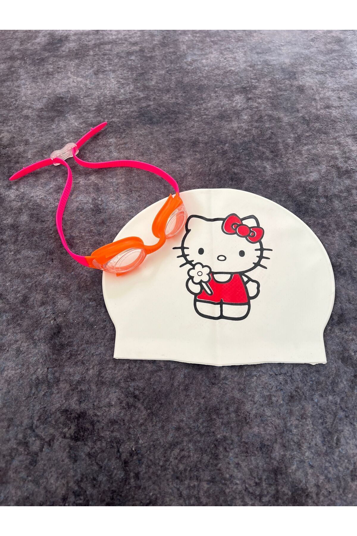 AboutThePerfect Sevimli Hello Kitty gözlük ve bone seti, şık ve rahat tasarım, mükemmel uyum.