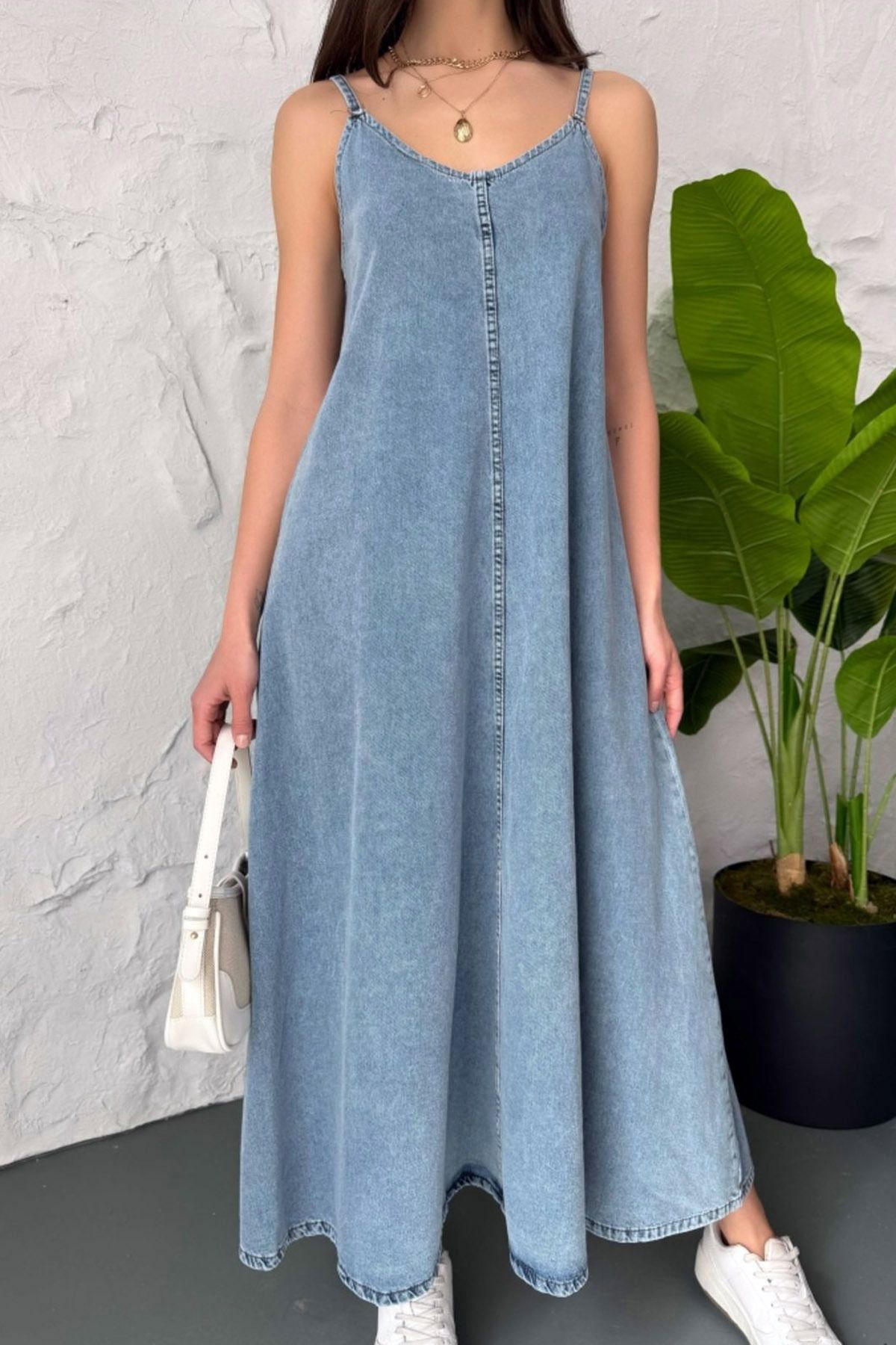 Ottawe Relaxed Fit Ön Arka V Yakalı İnce Askılı Rahat Dekolteli ve Yıkamalı Günlük A-Line Uzun Denim Elbise