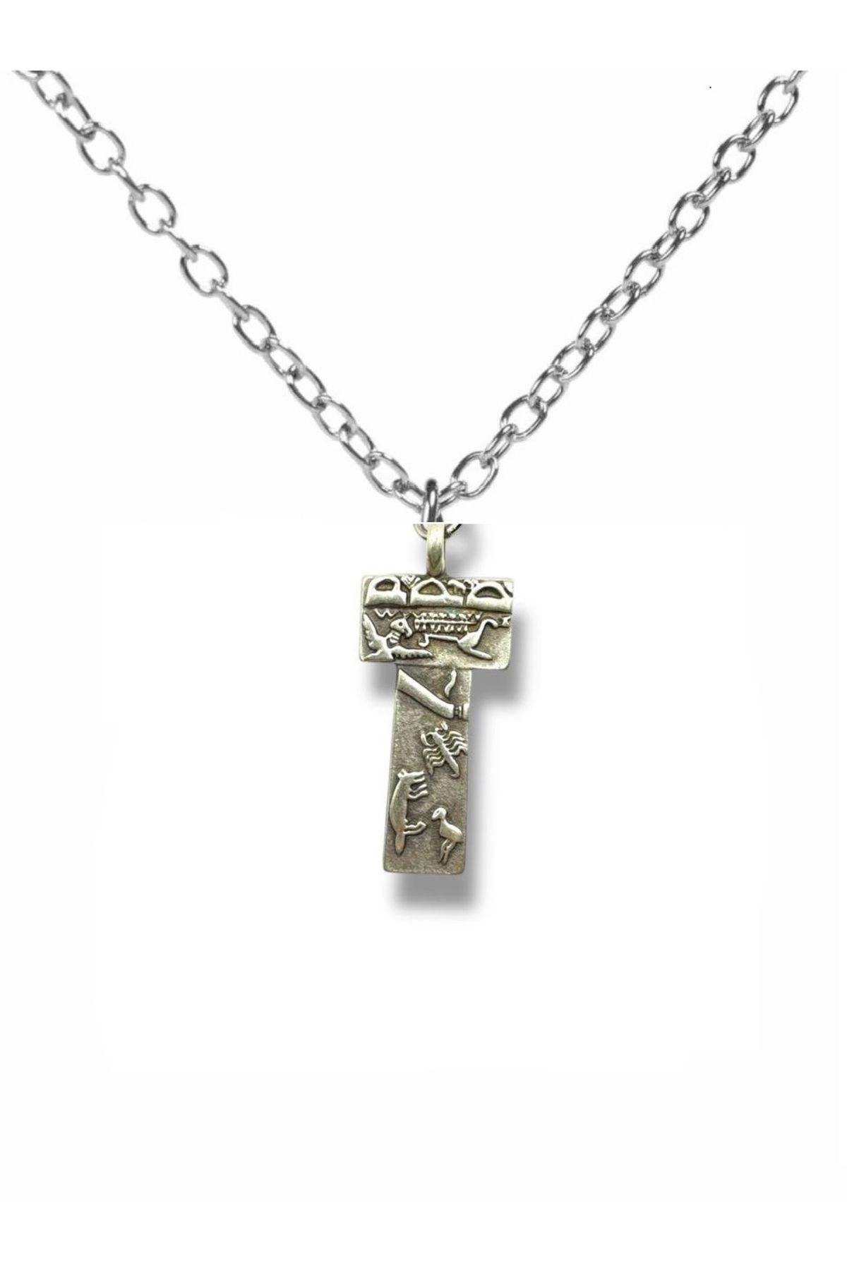 Herşey Nota Atiye – Göbeklitepe T Sütunu Figürlü Kolye – Gümüş Renk Zamak Metal Unisex Spiritüel Takı