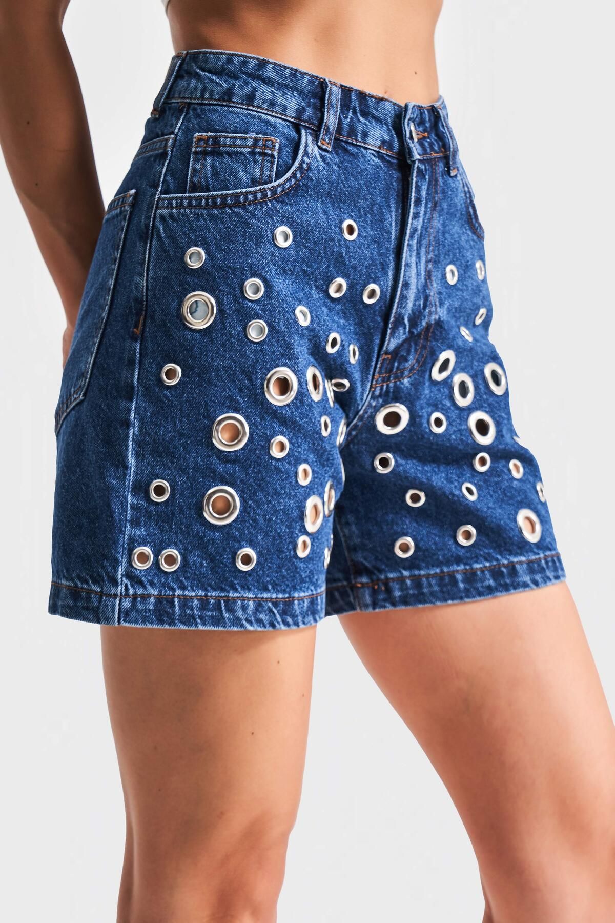 its basic Kadın Mavi Renk 1s5-5 Kuş Gözü Detaylı Midi Boy %100 Koton Mom Fit Tasarım Denim Şort