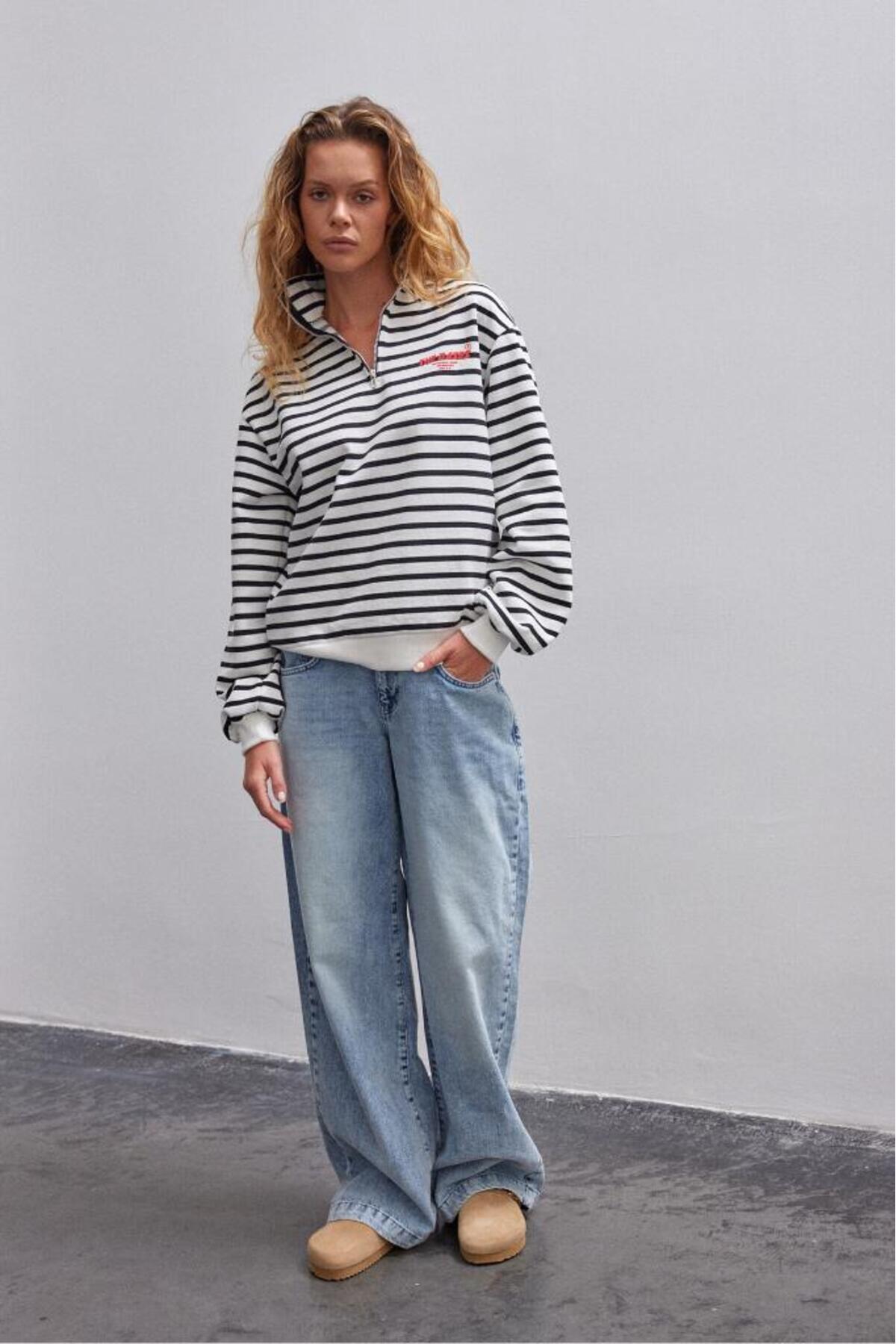 bases.  Yarım Fermuarlı Baskılı Oversize Içi Polarlı Sweatshirt