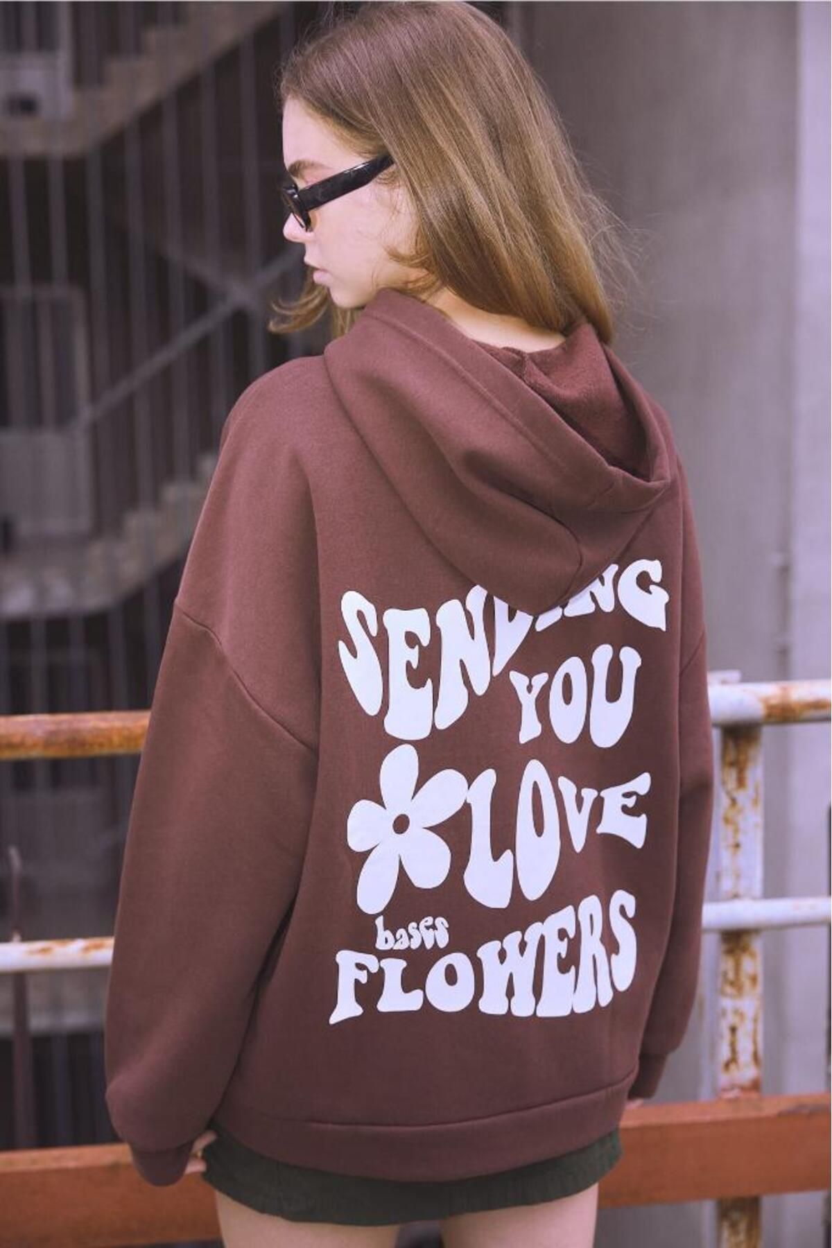 bases. Kadın Yeşil Sırtı Puff Baskılı Oversize Kapüşonlu Içi Polarli Sweatshirt