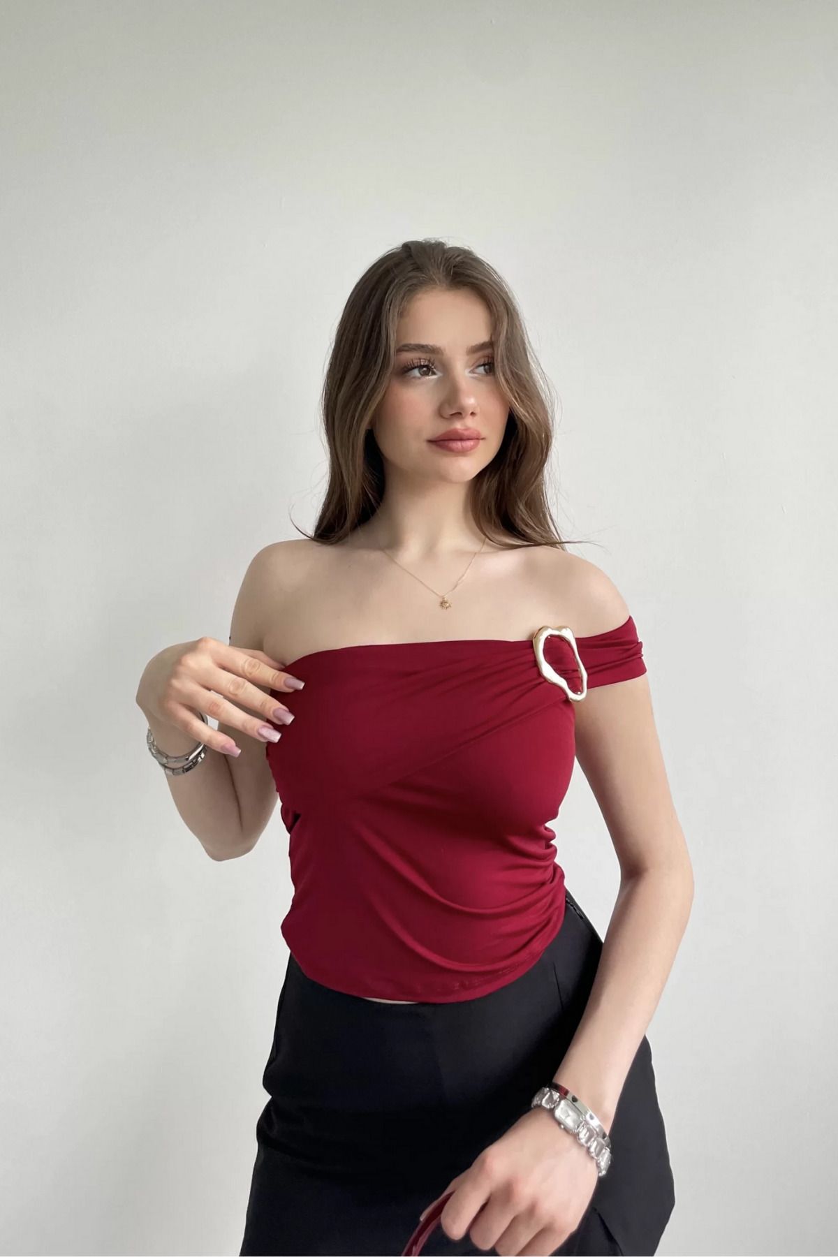 Sorridi Kayık Yaka Omzu Aksesuar Detaylı Bluz