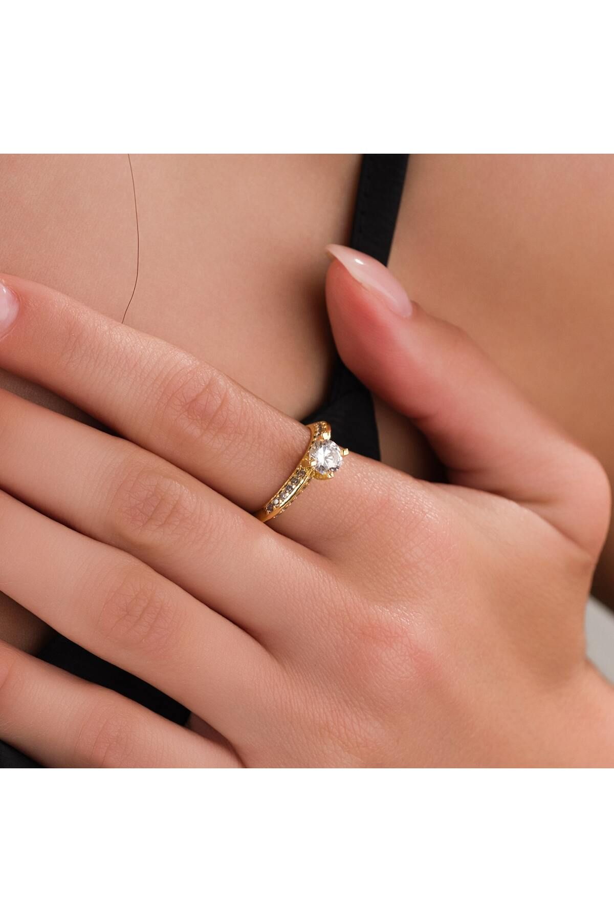 HOBİSY GIFT SHOP Kadın Gold Renk Tektaş Yüzük – 18 Numara, 19 mm İç Çap, Taşlı Zarif Model