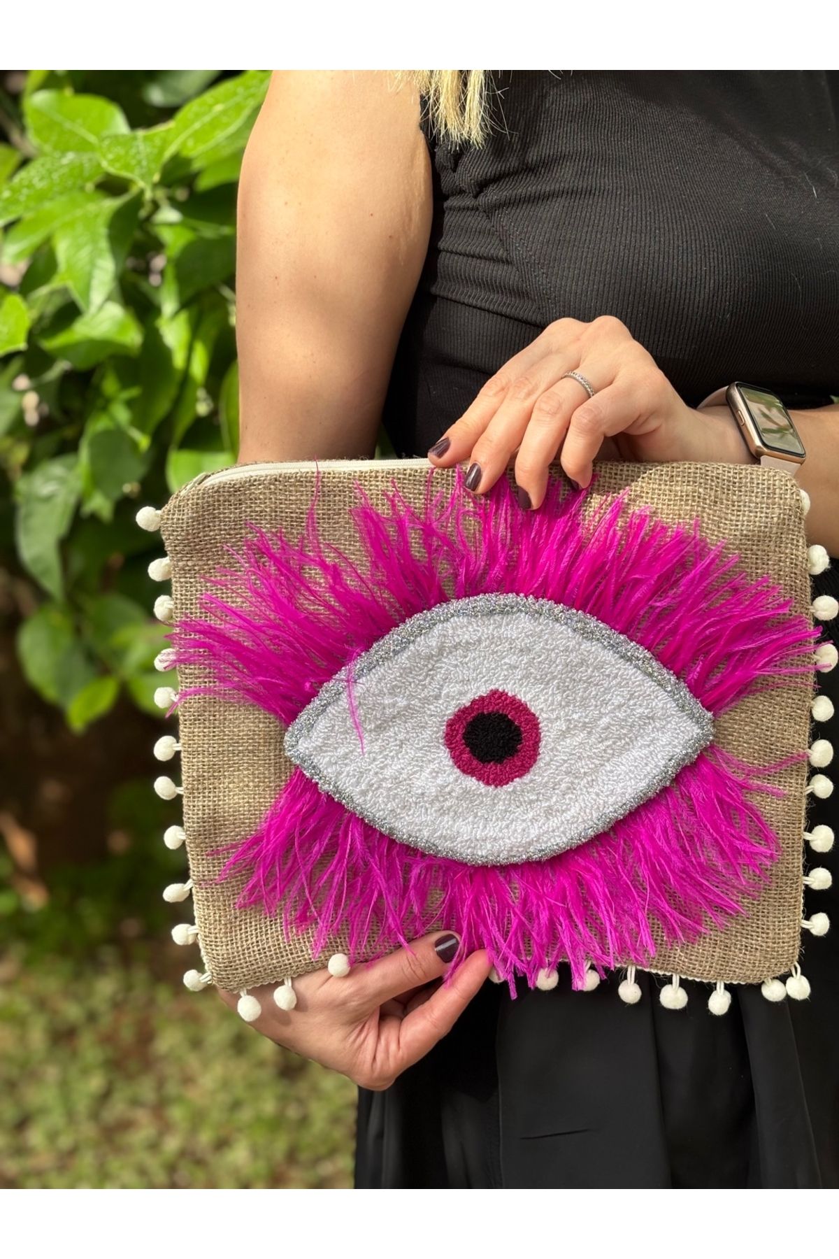 DENİZ TASARIM El Yapımı Nazar Göz Tasarımlı Hasır El Çantası – Pembe Tüylü Bohem Clutch