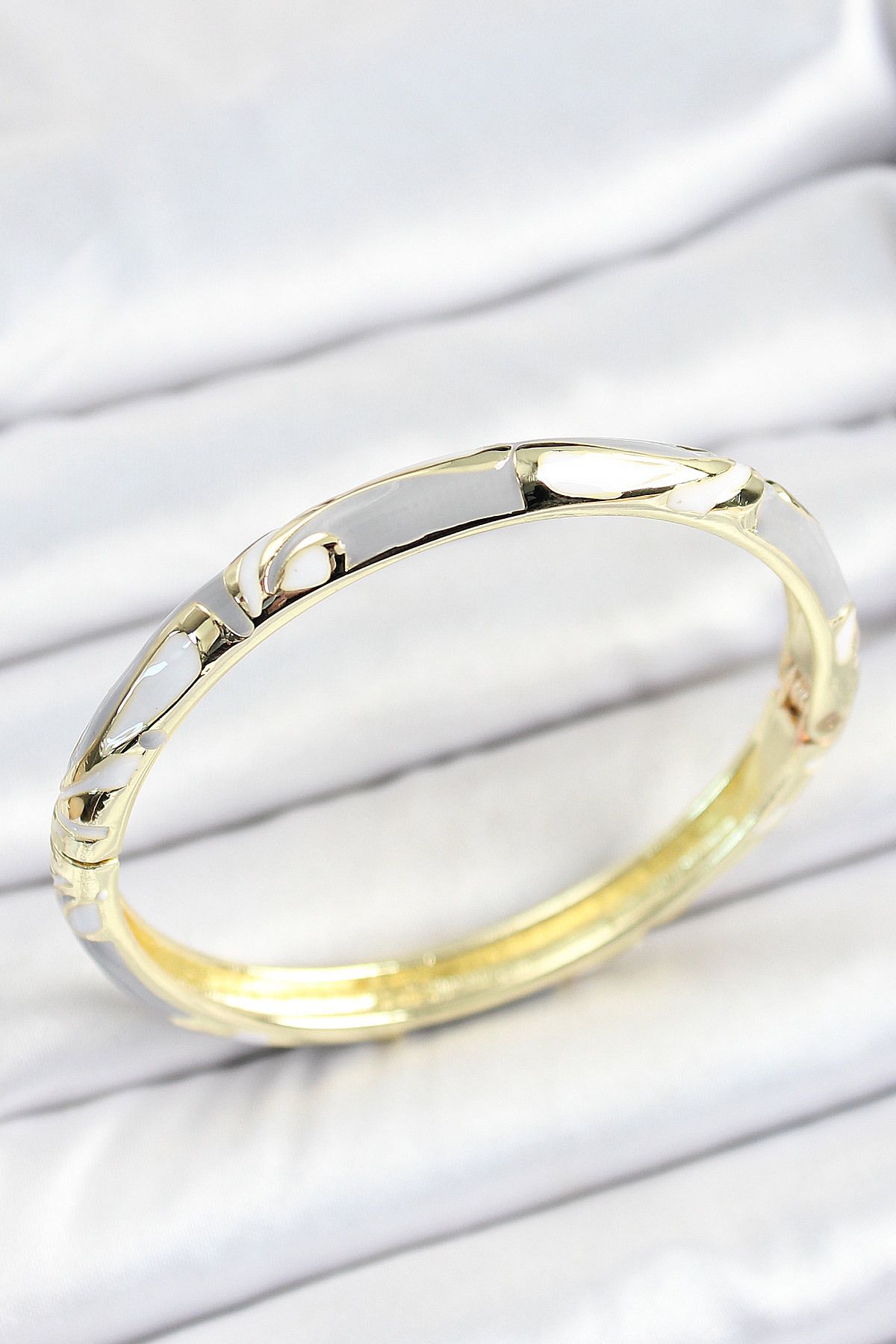 Goşenefmafe Mineli Pirinç Gri Beyaz Desenli Gold Renk Kadın Kelepçe