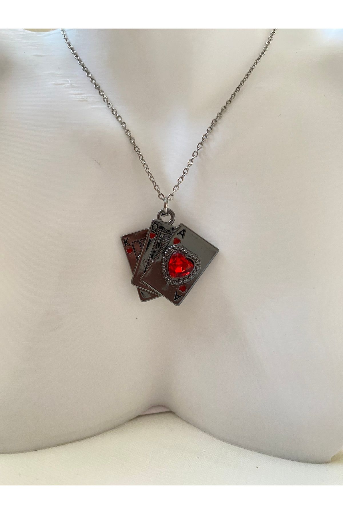 asem jewelry KIRMIZI KALP TAŞLI İSKAMBİL KARTI FİGÜRLÜ ÇELİK KOLYE