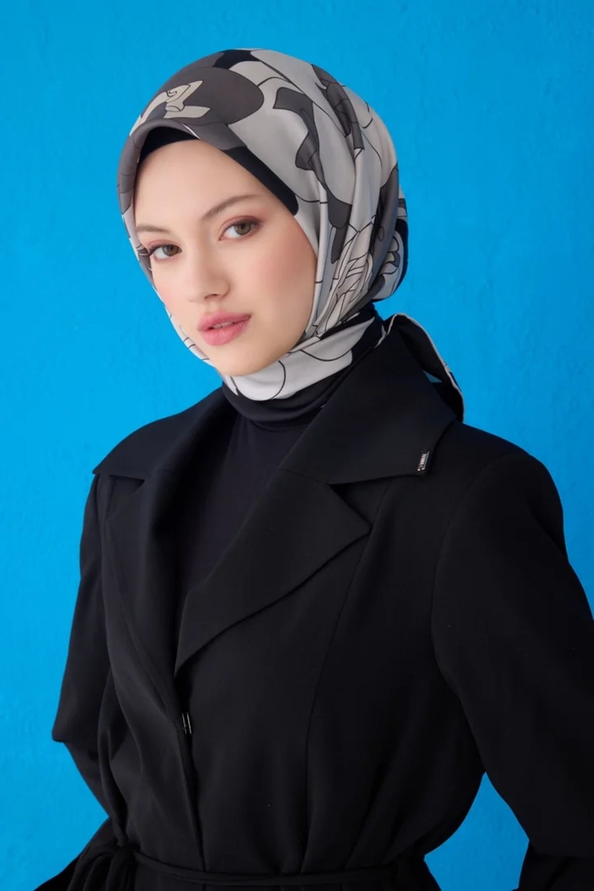 Belli Twill İpek Eşarp 4127D Çiçekli Desen SİYAH-ÇOK RENKLİ