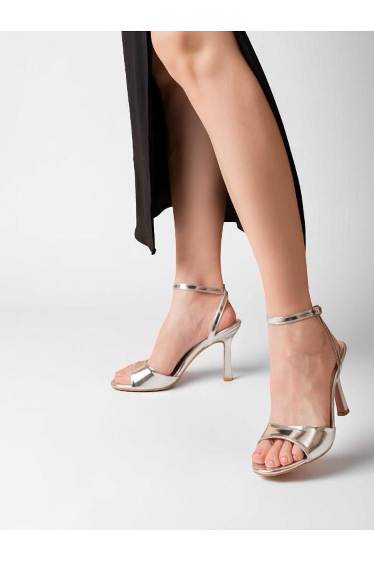 yezy shoes Gümüş Rugan İnce Yüksek Topuklu Kadın Ayakkabı