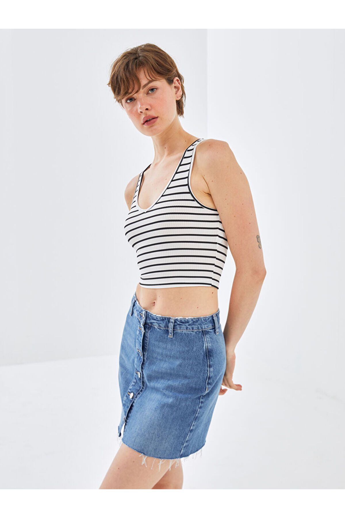 LC Waikiki LCW V Yaka Çizgili Crop Kadın Atlet