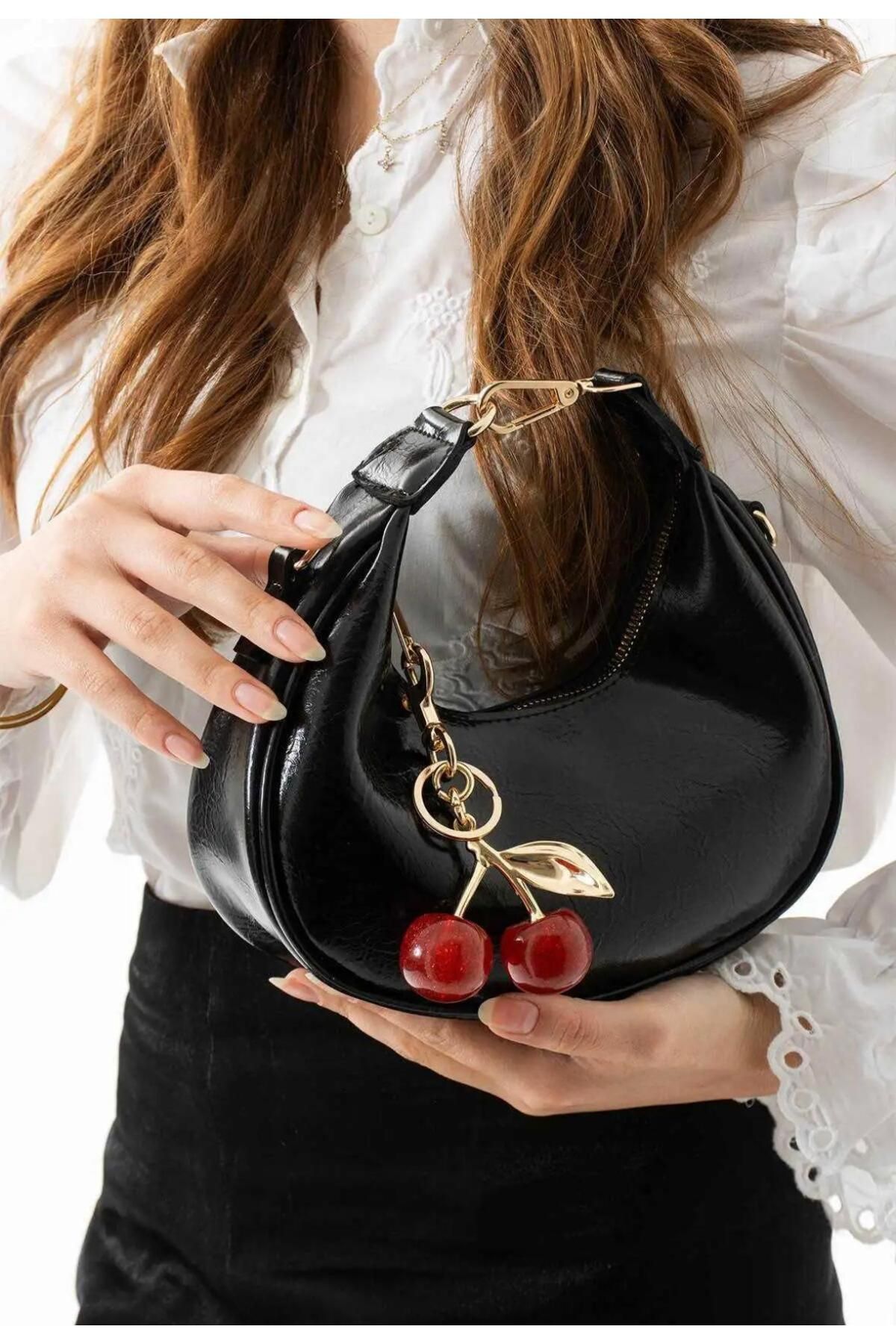 LİSBOND ELEGANCE Lisbond Elegance Betty Model Rugan Siyah Charm Hediyeli Kadın El Ve Omuz Çantası