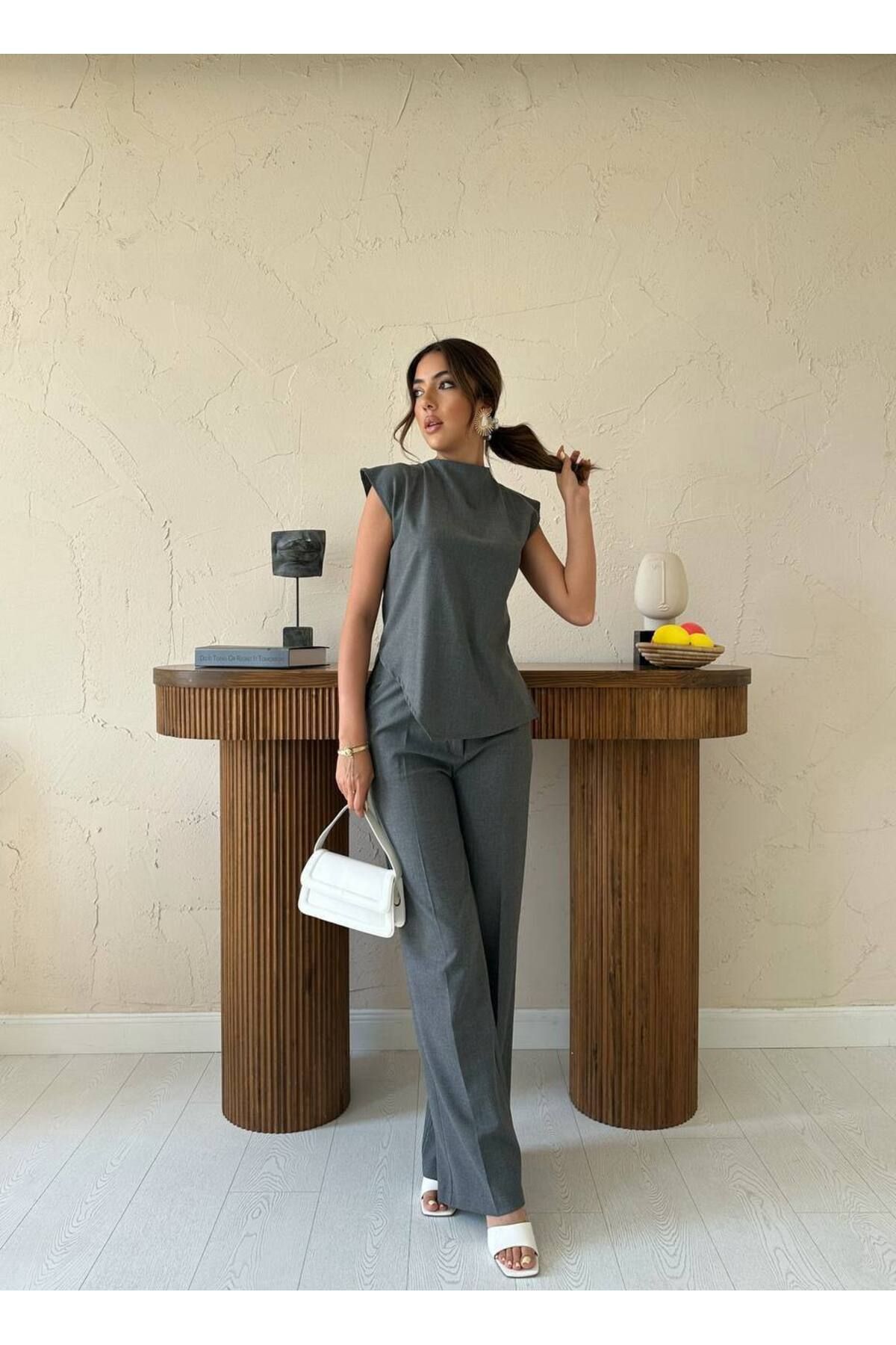 Castivo Fashion Düğme Detaylı Sırtı Açılan Takım