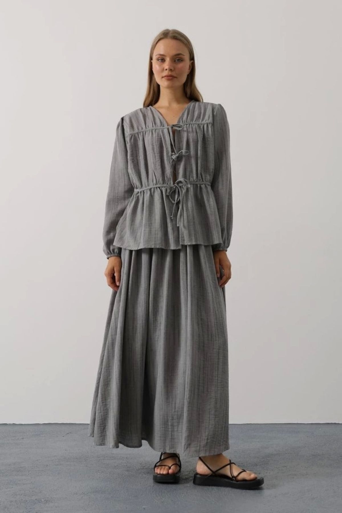 Butik Önü Bağlamalı Etekli Takım - Gri