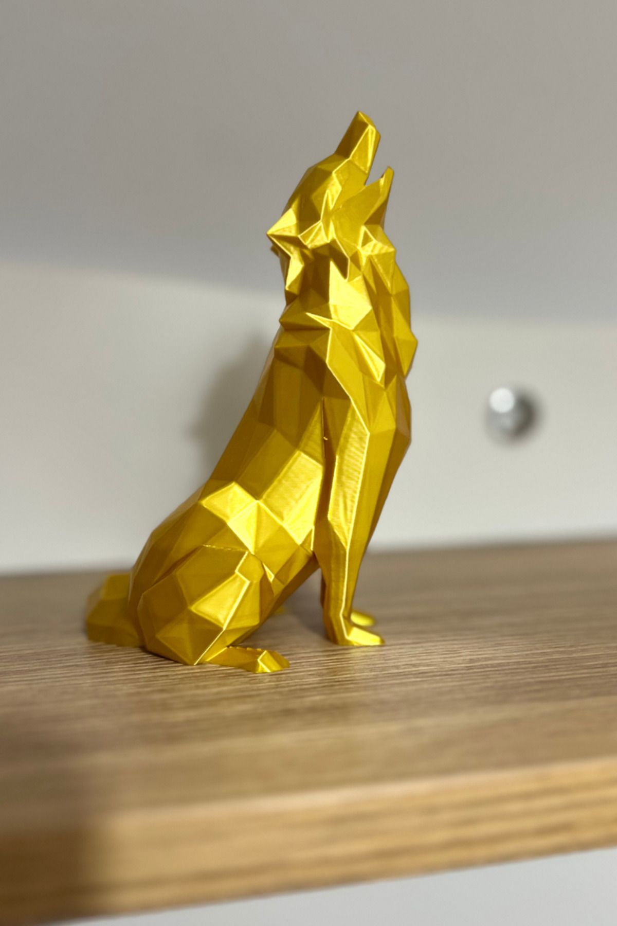 lina hobby Geometrik Uluyan Kurt Heykeli - Altın Rengi Fasetli Tasarım - 15x10 cm Modern Ev Ofis Dekoru
