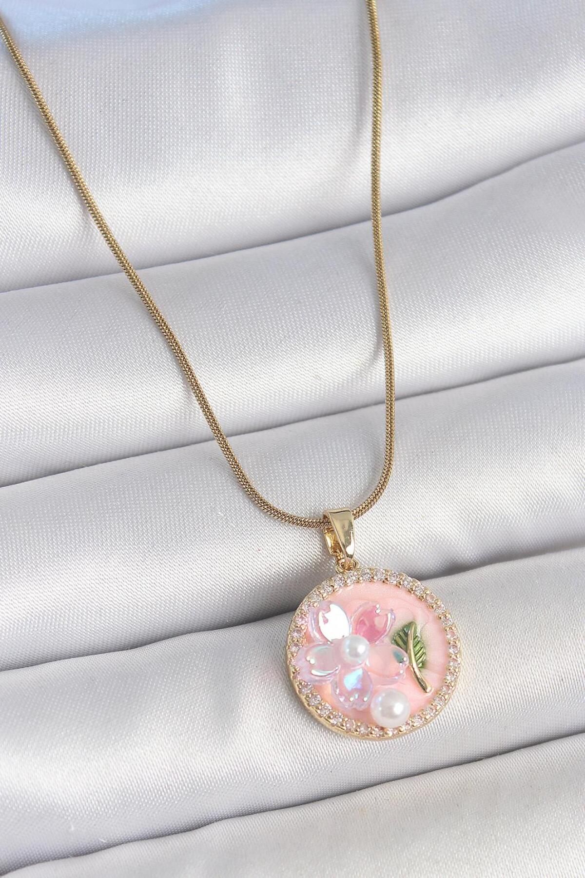 AfraBeauty 316L Çelik Gold Zincir Zirkon Taşlı Pembe Mineli Çiçek İşlemeli İnci Detay Portre Model Kadın Kolye