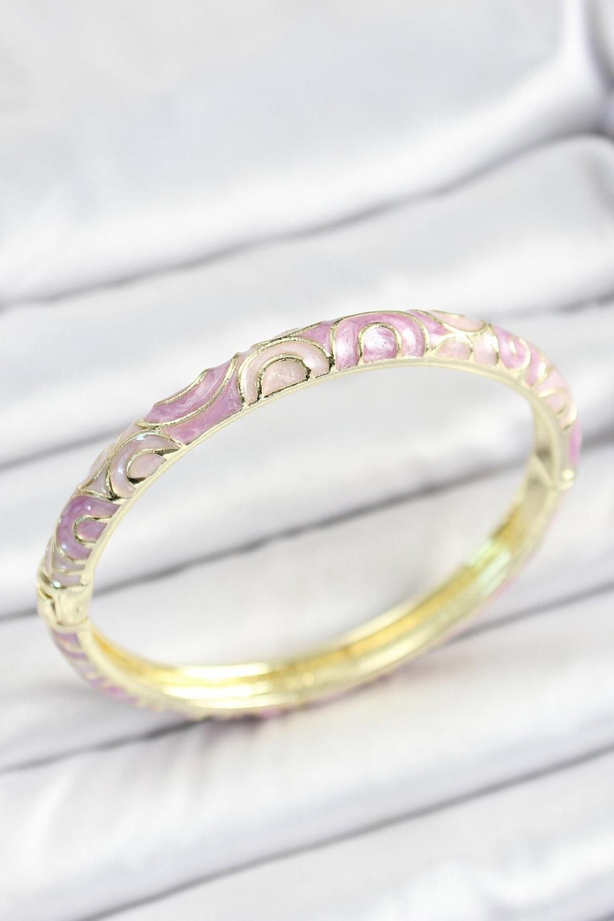 AfraBeauty Mineli 925 Ayar Paslanmaz Çelik Pembe Sarmal Desenli Gold Renk Kadın Kelepçe