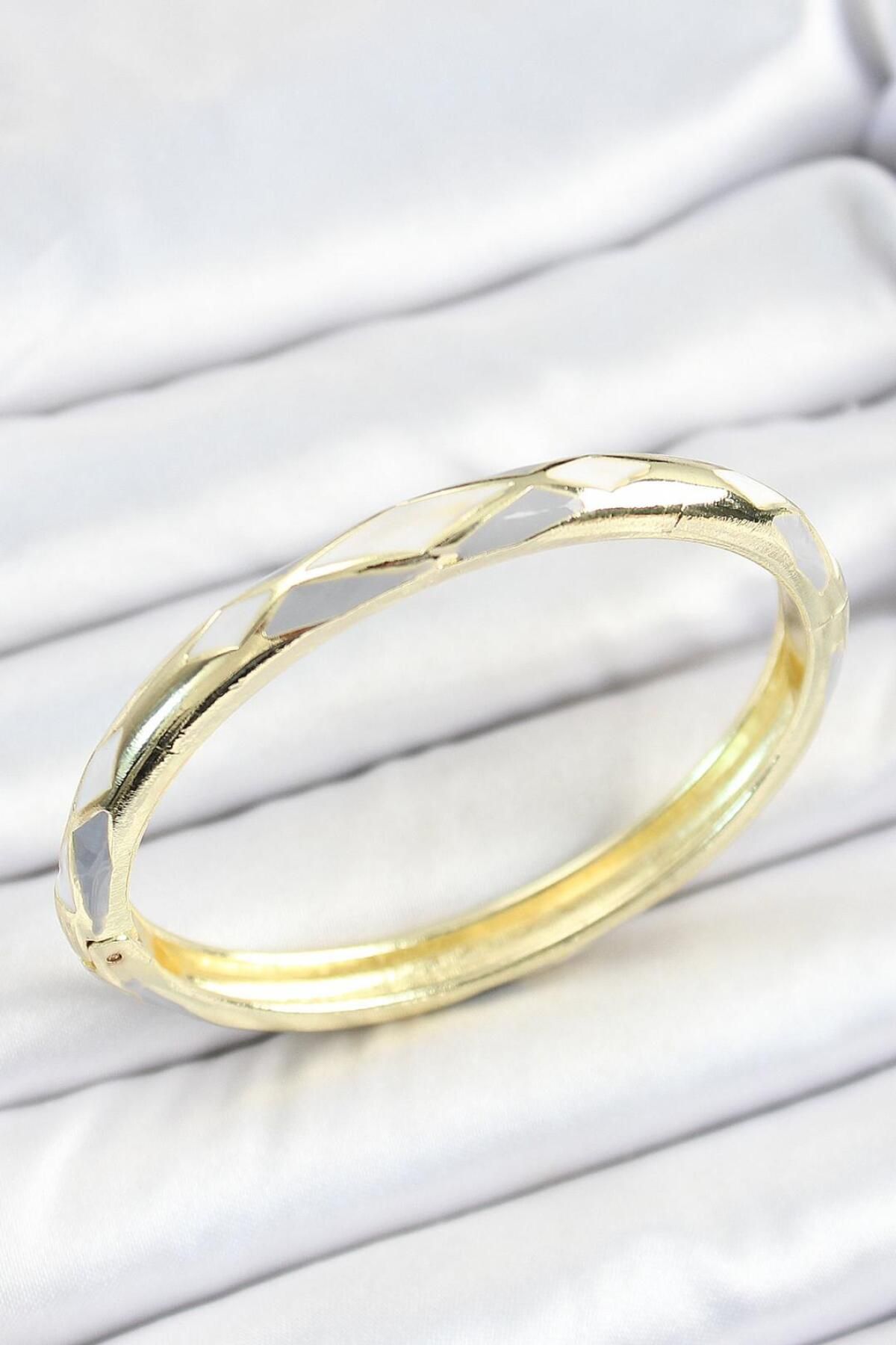 AfraBeauty Mineli 925 Ayar Paslanmaz Çelik Gri Beyaz Baklava Desenli Gold Renk Kadın Kelepçe