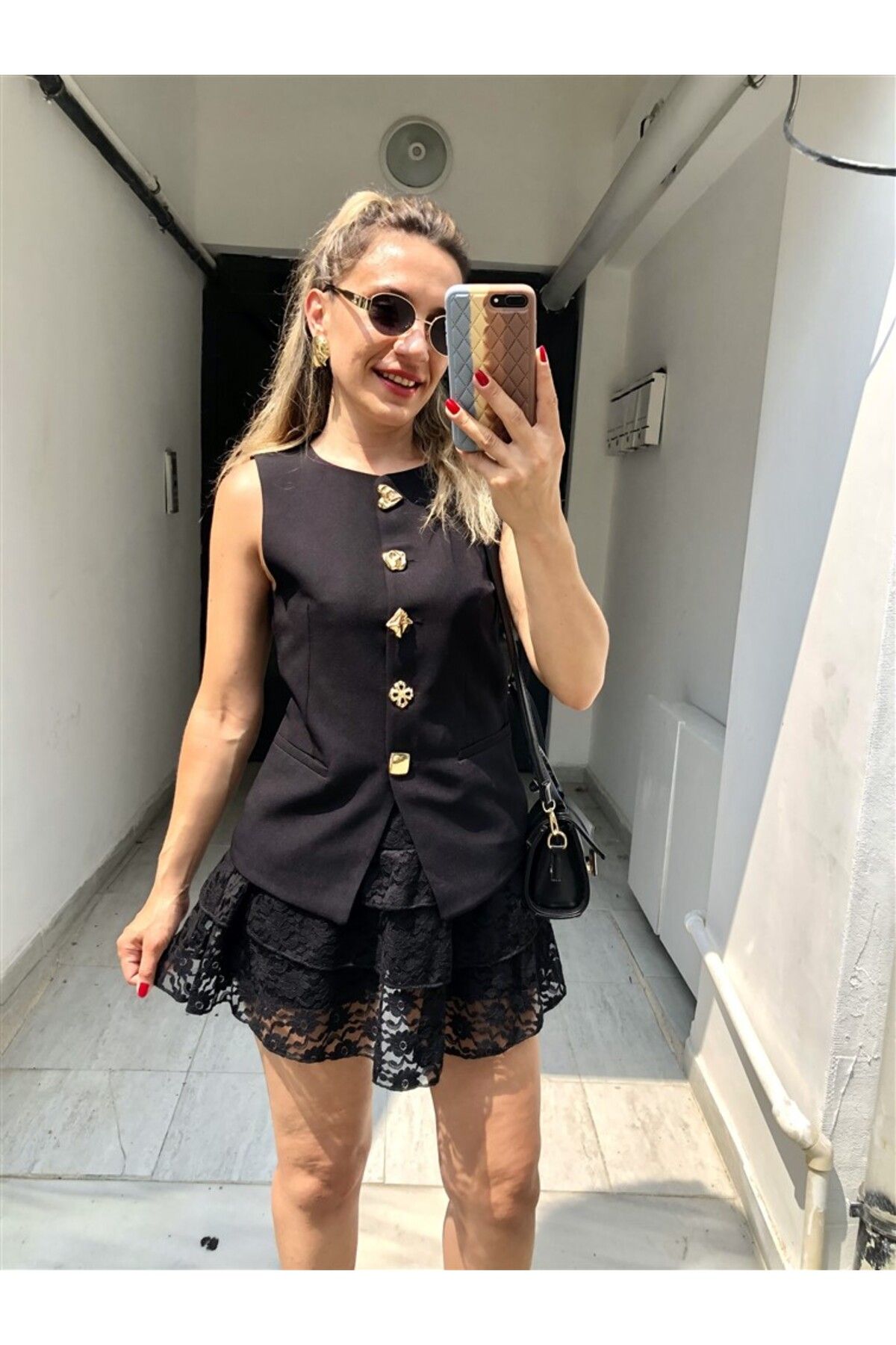 Gözde Tasarım Butik KADIN SİYAH RENK GOLD DÜĞME DETAYLI SLİM KESİM BİSİKLET YAKA ASTARLI KLASİK YELEK