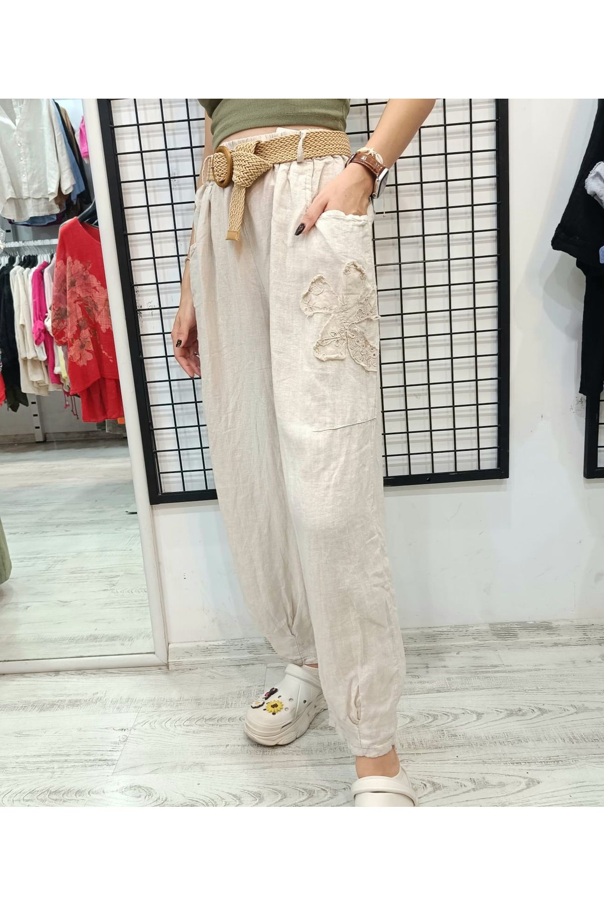 Butik Şans Çiçek Figür Nakış Detaylı Kemerli Cepli İtalyan Keten Pantolon