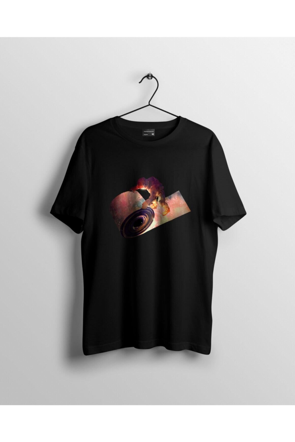 Miba Store Uzayı Açmaya Çalışan Astronotlu Baskılı Tshirt