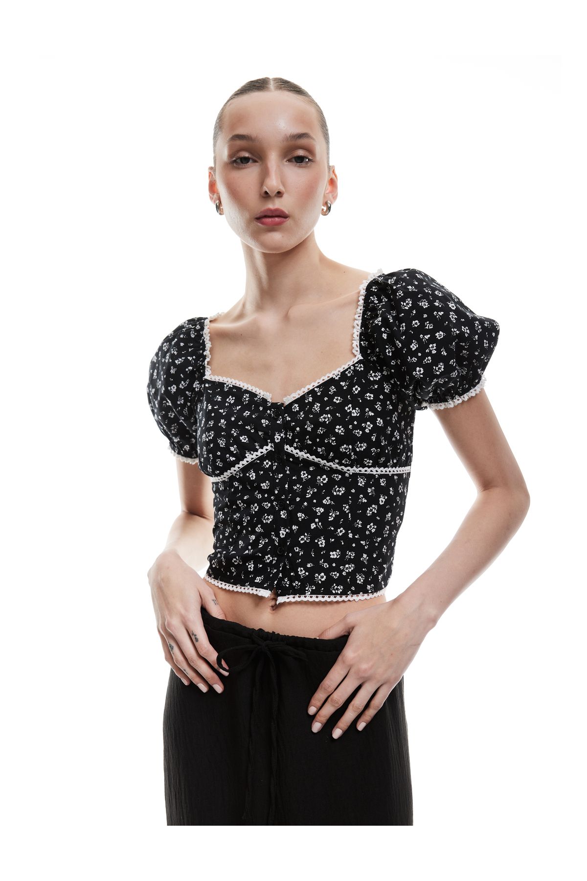 Koton Yeni Sezon Kalp Yaka Kısa Balon Kollu Çiçekli Crop Bluz
