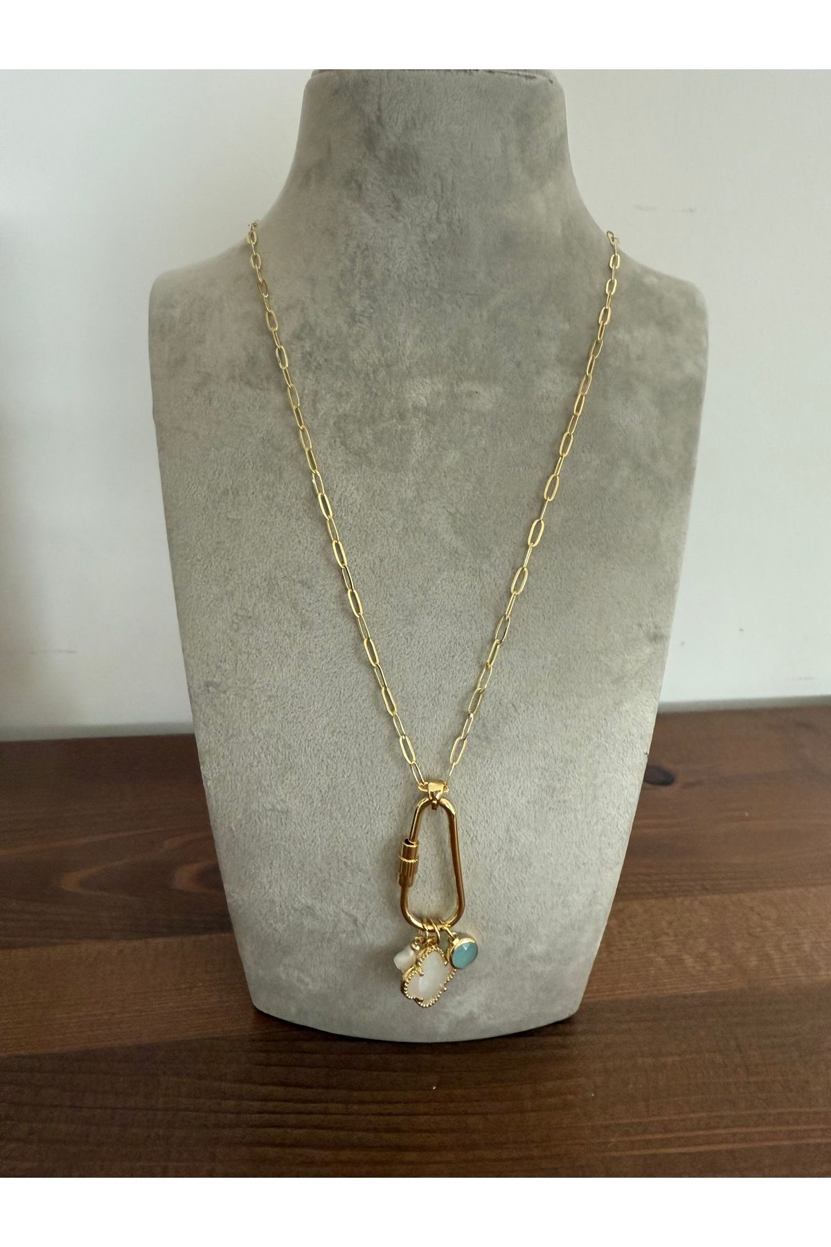 Zenara Accessories Beyaz ve mavi detaylı gold/altın zincir çelik kolye