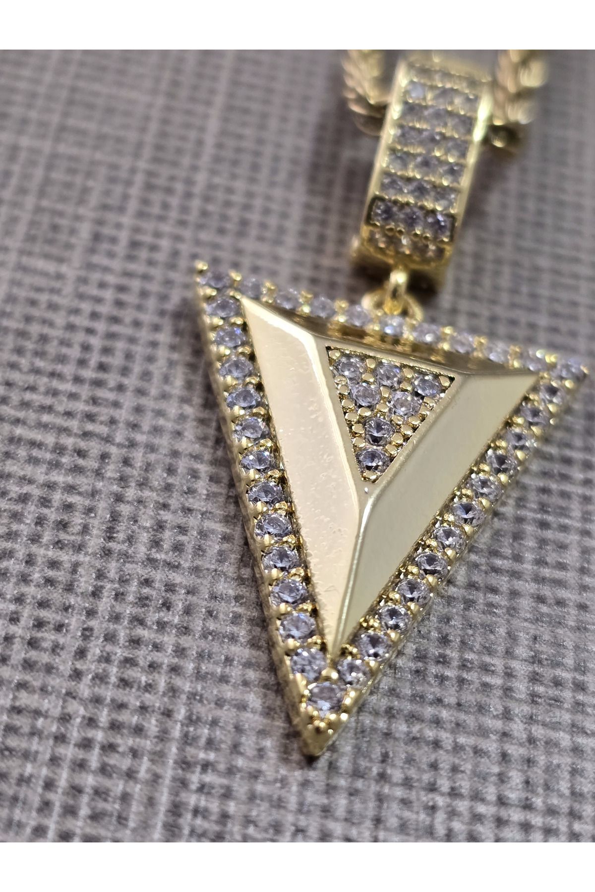 stainles steel Zirkon İşlemeli Çelik Üçgen Kolye
