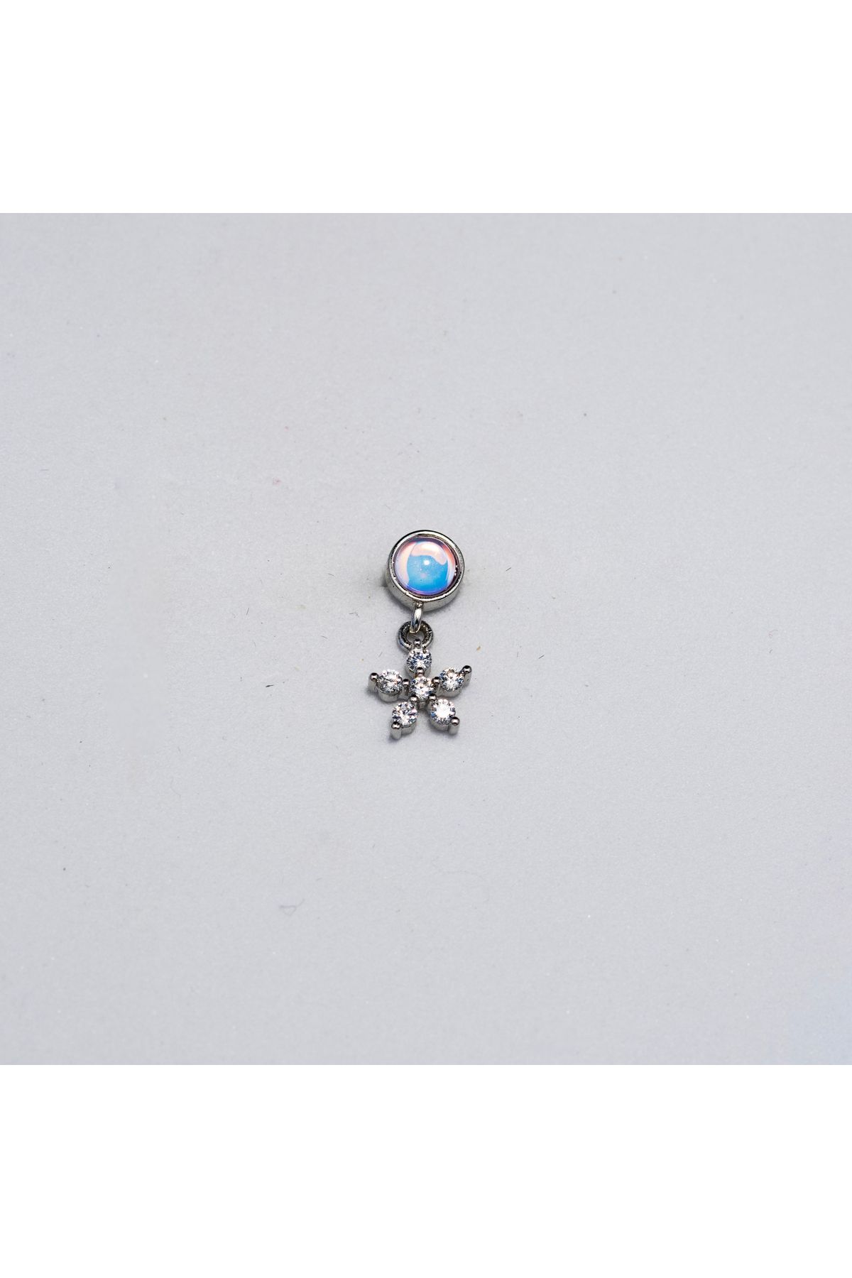 Piercing by Sever ÇİÇEK SALLANTILI HOLOGRAFİK ŞEFFAF TAŞLI ÇELİK PIERCING... GÜMÜŞ RENKLİ (TARGUS HELIX CONCH FLAT)