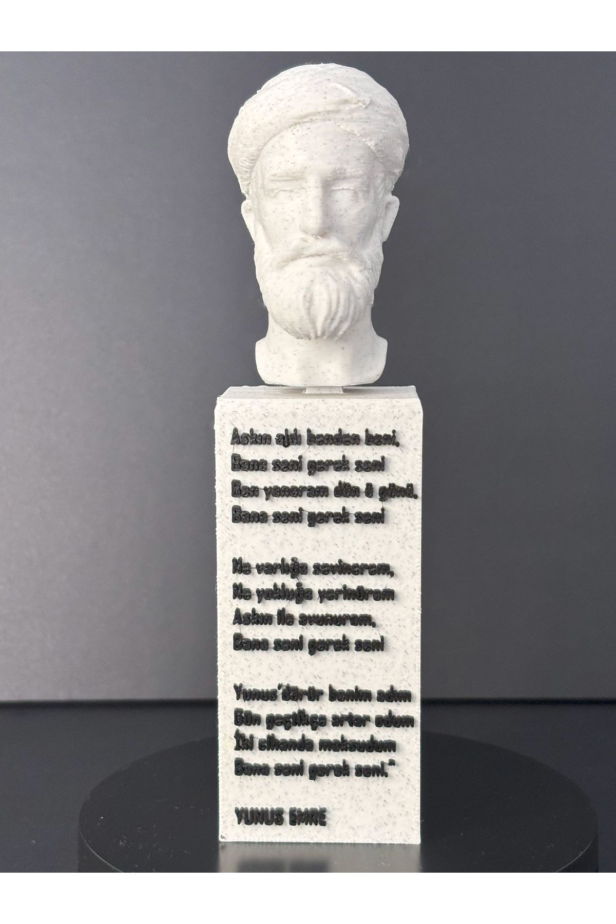 Saatistan İlham Veren Yunus Emre Büstü, Altında Şiir Yazılı Şık Tasarım