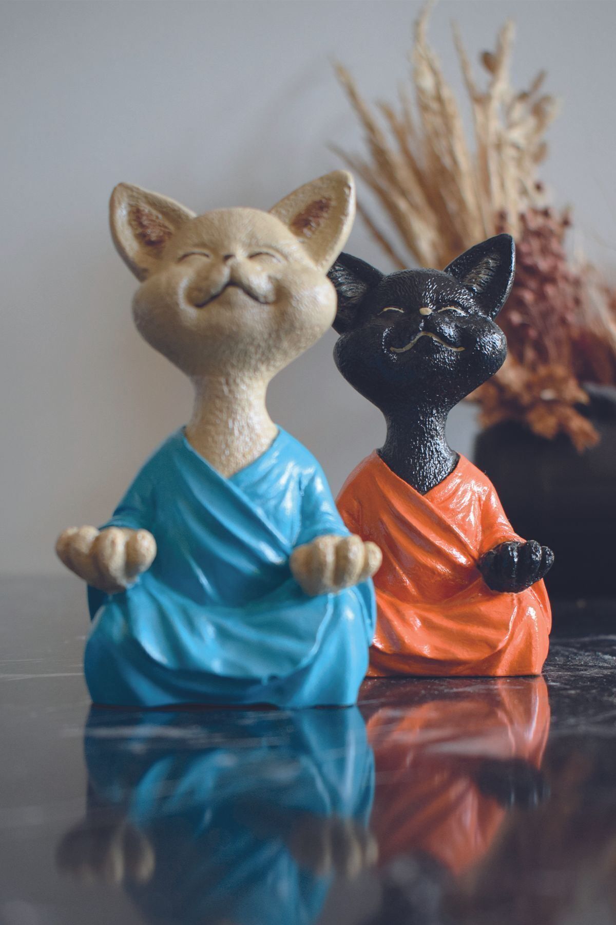 Saatistan Turkuaz Renkli Yoga Yapan Kedi Biblo, Şık ve Sevimli Dekor Parçası