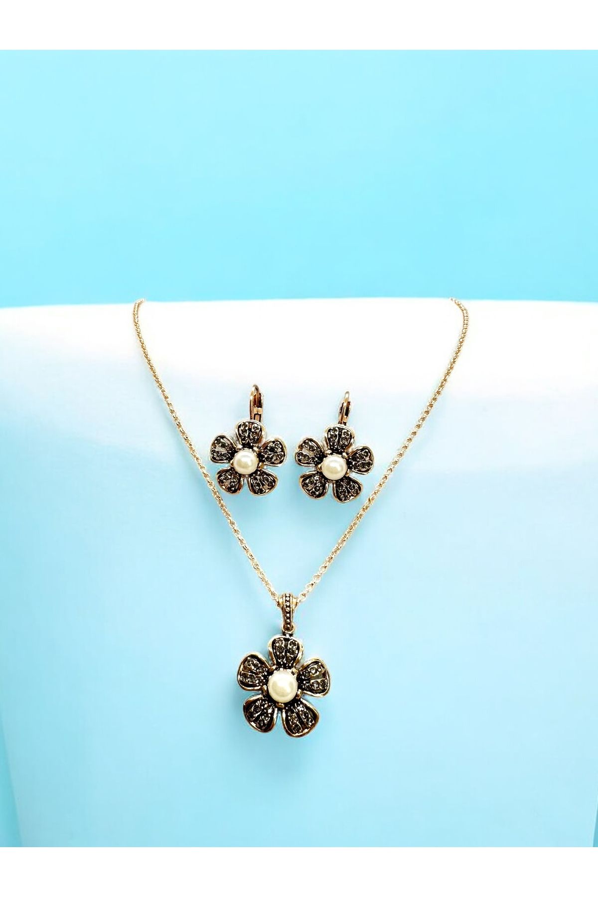 FUYA JEWELLERY İnci Detaylı Çiçek Motif Kolye, Küpe Set