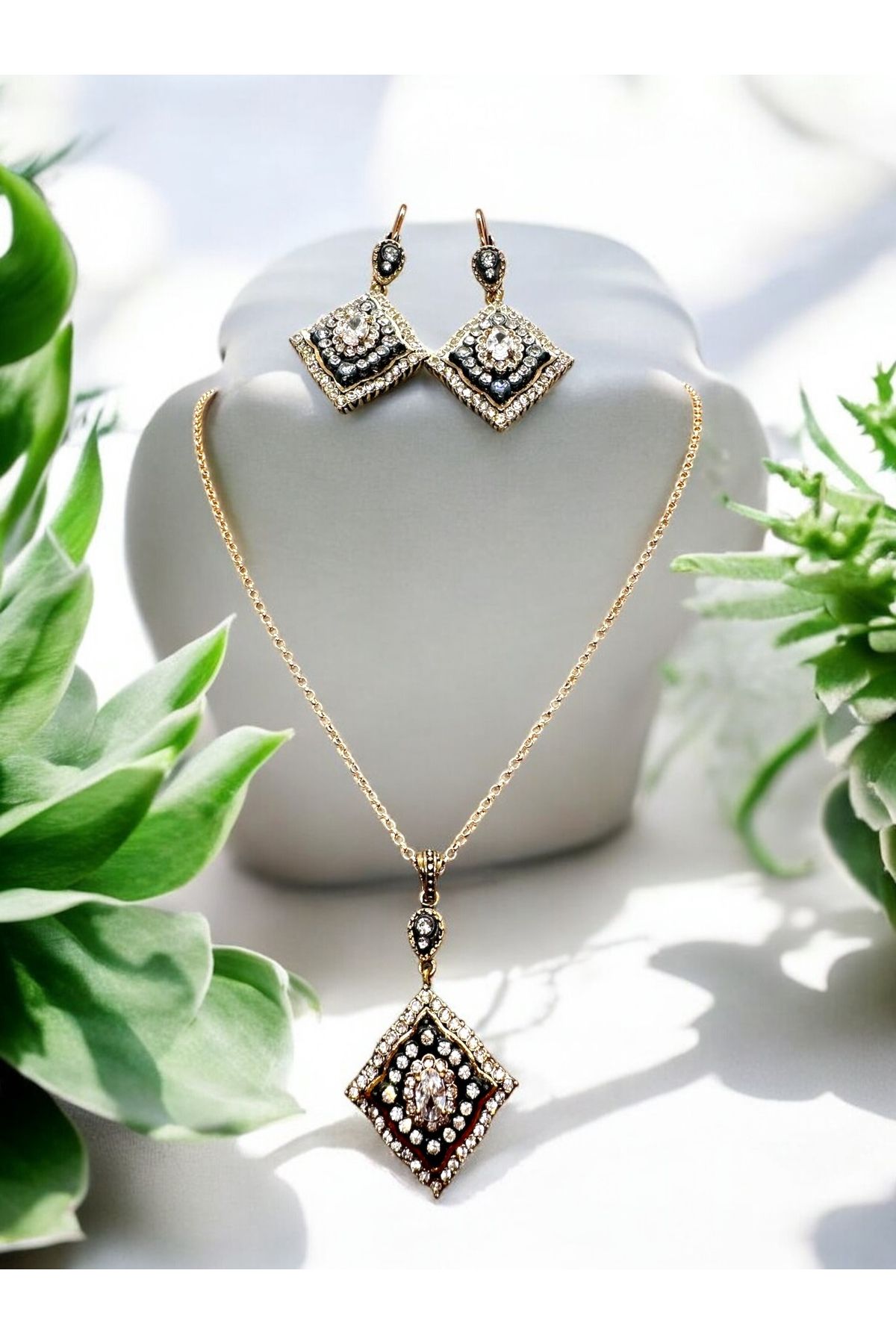 FUYA JEWELLERY Zirkon Taşlı Baklava Figürlü Kolye, Küpe Set