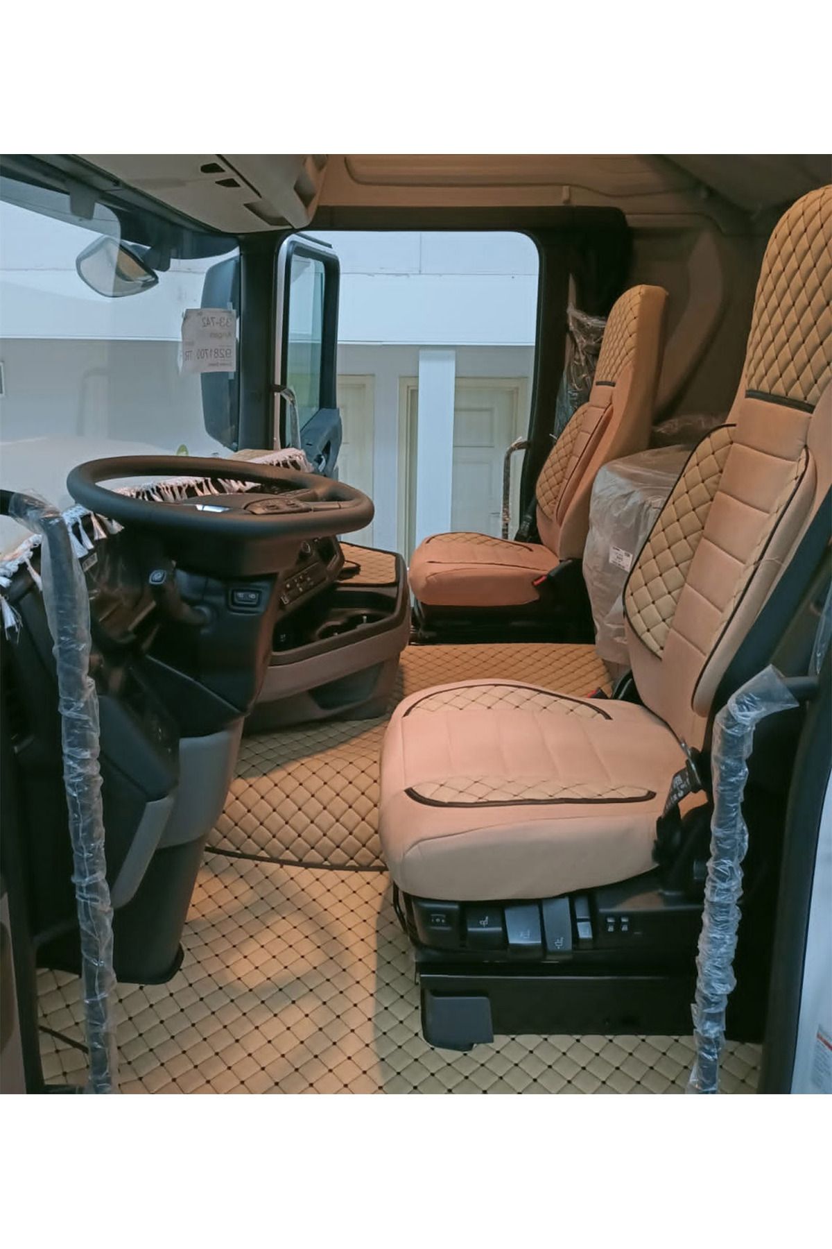 VIPTIRSHOP SCANIA R-450-500-540-560  Uyumlu (2018-2025) DERİ KAPİTONE PASPAS