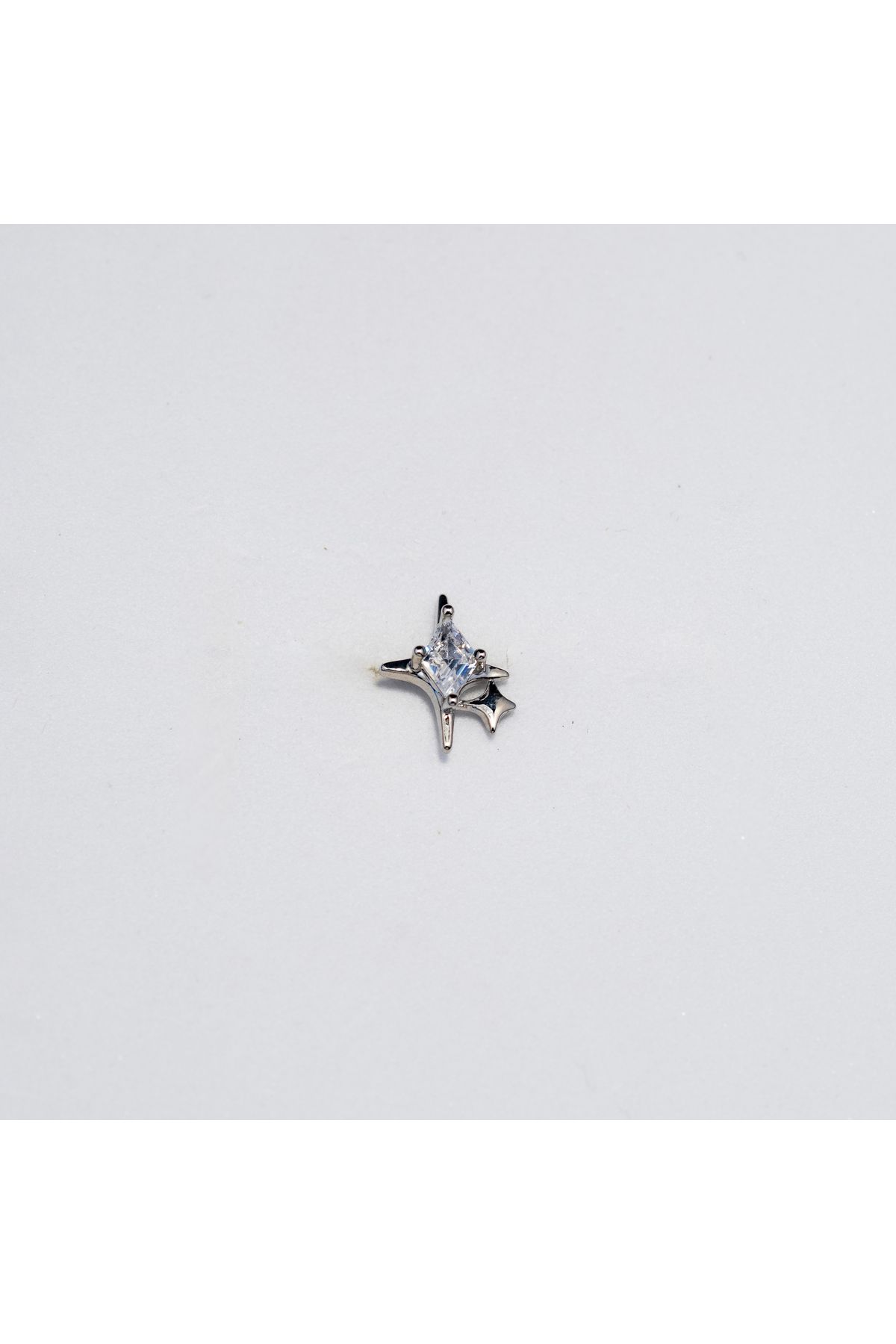 Piercing by Sever ŞEFFAF TAŞ KUZEY YILDIZI ÇELİK PIERCING… GÜMÜŞ/SILVER RENKLİ (TARGUS HELIX CONCH FLAT)