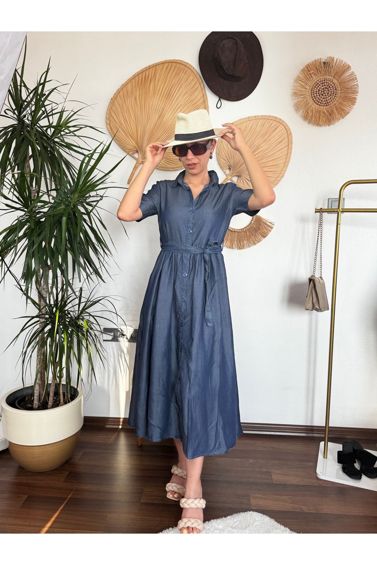 Butik Merve Sarıkaya Kuşak Detaylı Denim Elbise - Kol ve Göğüs Bölgesi Kalıbı Dardır