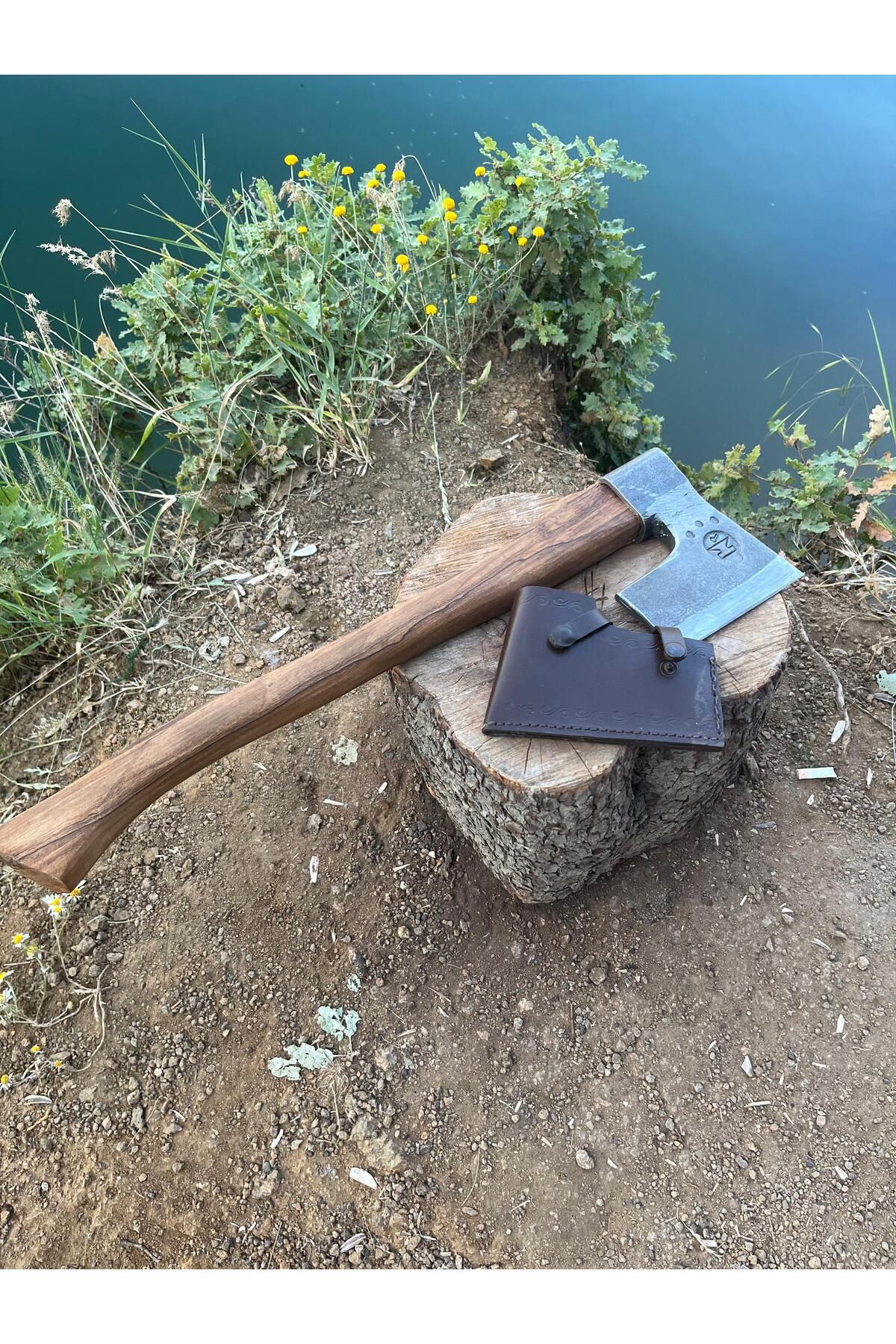 HOM Premium Outdoor Balta – Ceviz Sap (47 cm), El Dövmesi Çelik + Deri Kılıf