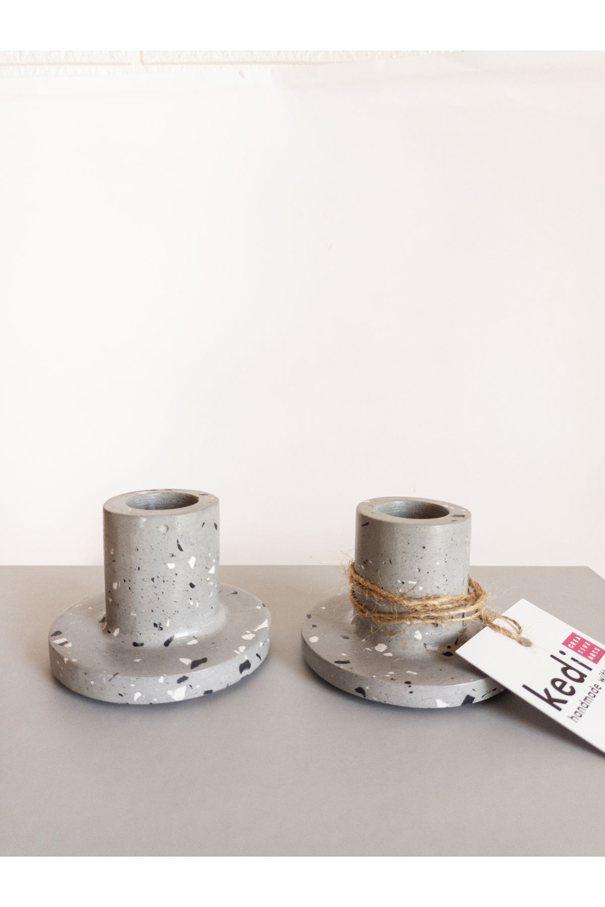 Saatistan Modern gri beton şamdan seti, şık ve dayanıklı dekoratif aksesuarlar.