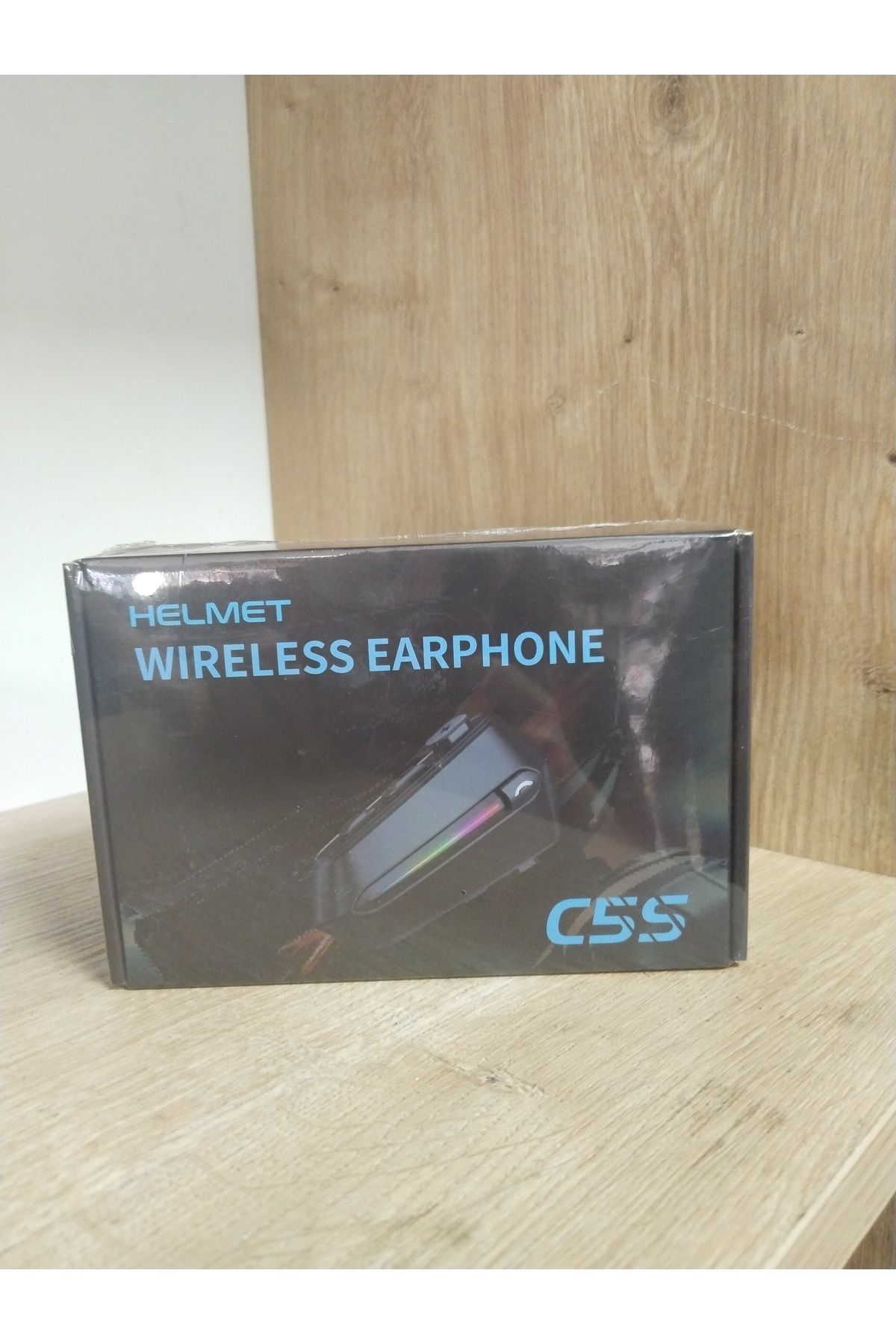 Helmet wireless earphone