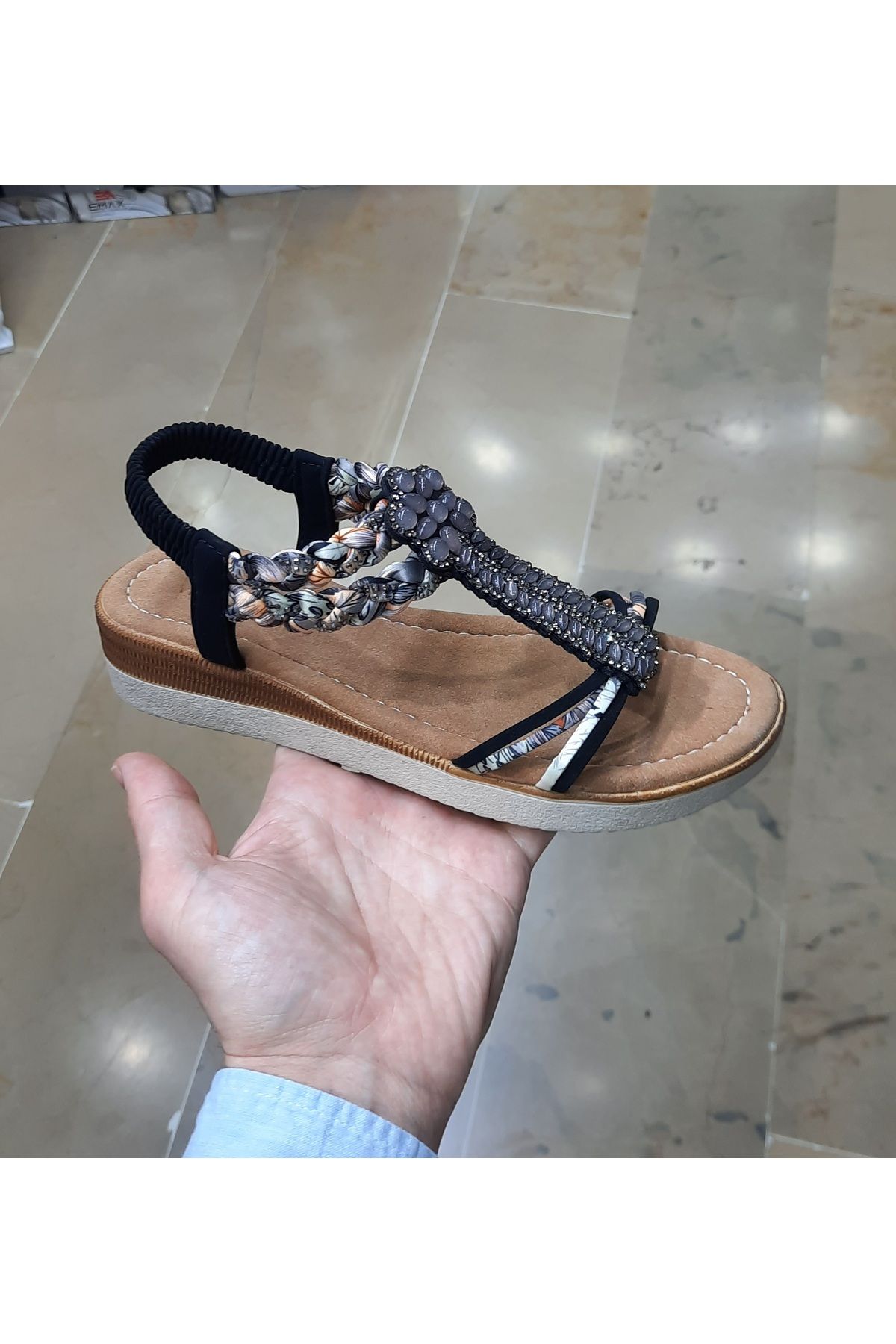 WHİTE LİNE Kadın Anatomik Fusbetli Yumuşak Taban Dolgu Topuk Taşlı Sandalet