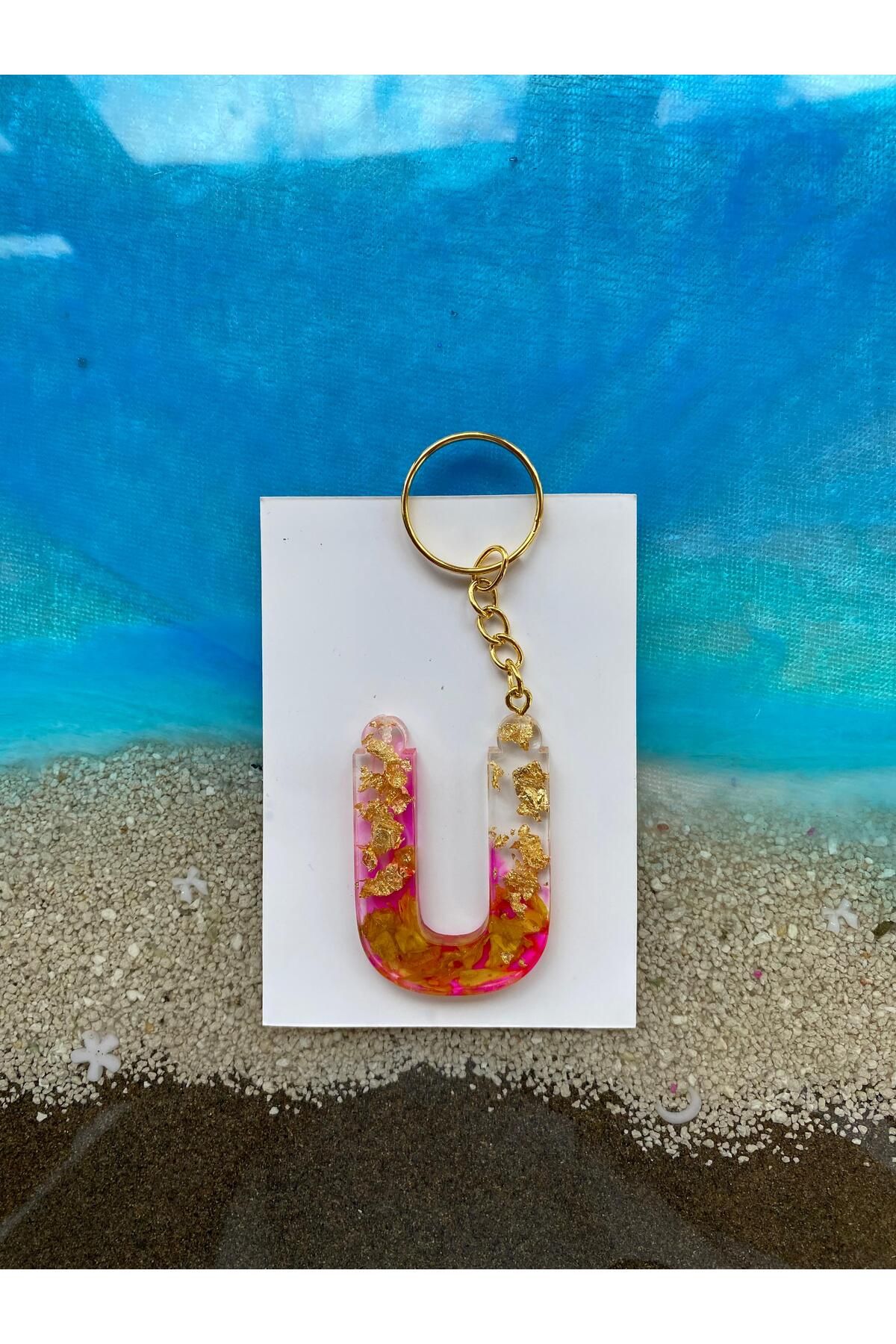 Yopoksi Desing EPOKSİ Ü HARFİ ALTIN VARAKLI, ÇİÇEK YAPRAKLI PEMBE ANAHTARLIK