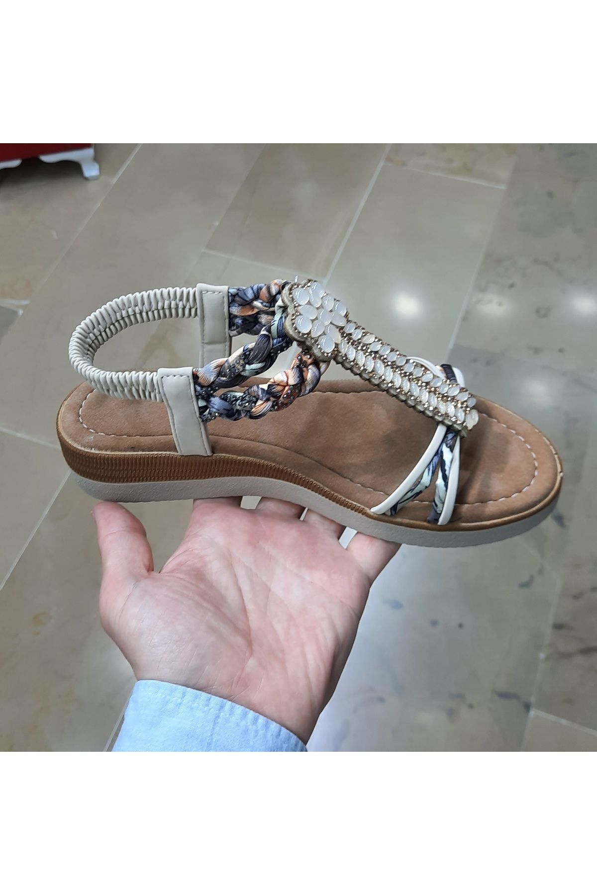WHİTE LİNE Kadın Anatomik Fusbetli Yumuşak Taban Dolgu Topuk Taşlı Sandalet